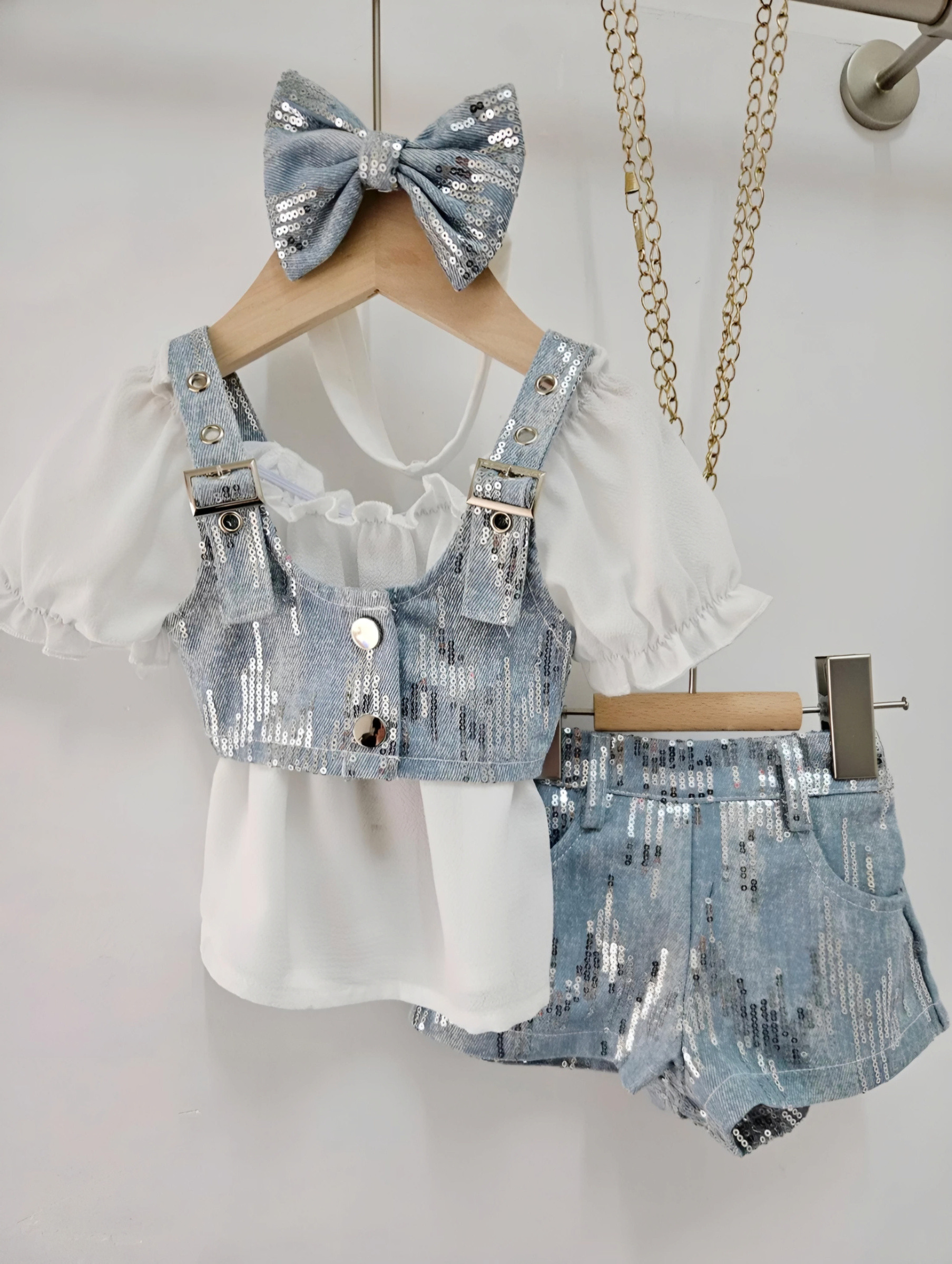 Grossista Chicaprie - Set Crop Top e Shorts Stile Salopette Jeans Paillettes con Top Puffo Bambina