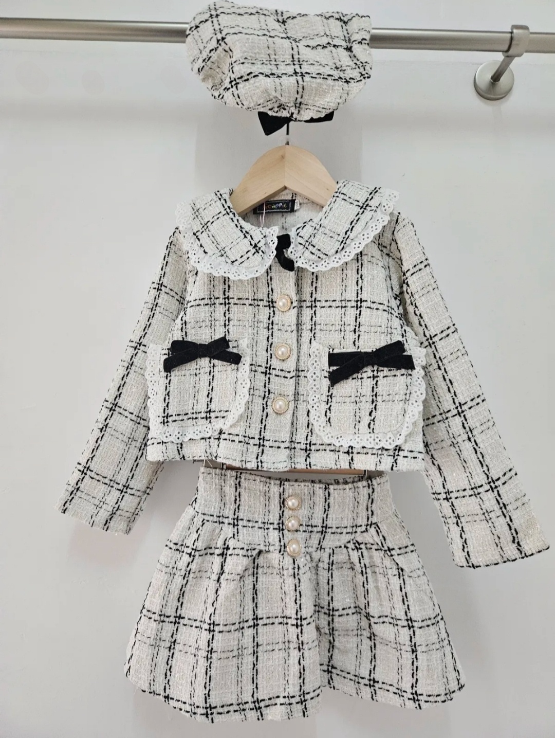 Mayorista Chicaprie - Conjunto Chic de Tweed Londinense para Niña: Chaqueta con Cuello Peter Pan y Falda Corta con Botones de Perlas