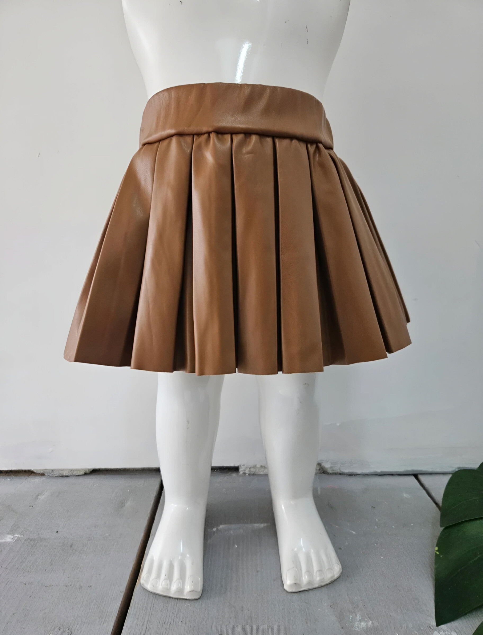 Wholesaler Chicaprie - Short plain faux leather pleated skirt, classic style for baby girl