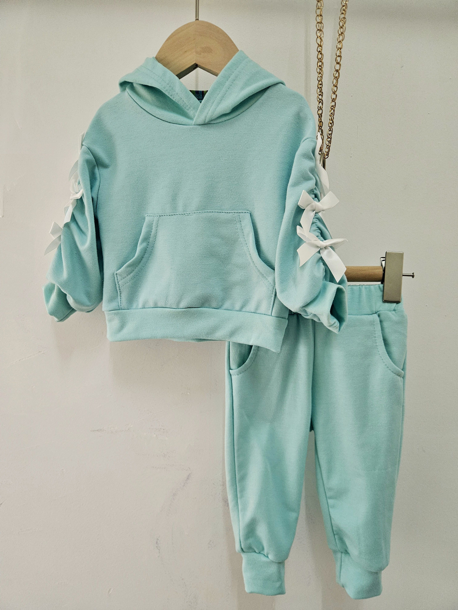 Grossista Chicaprie - Completo Sportivo per Bambina: Felpa con Cappuccio e Tasca Centrale e Joggers a Tinta Unita
