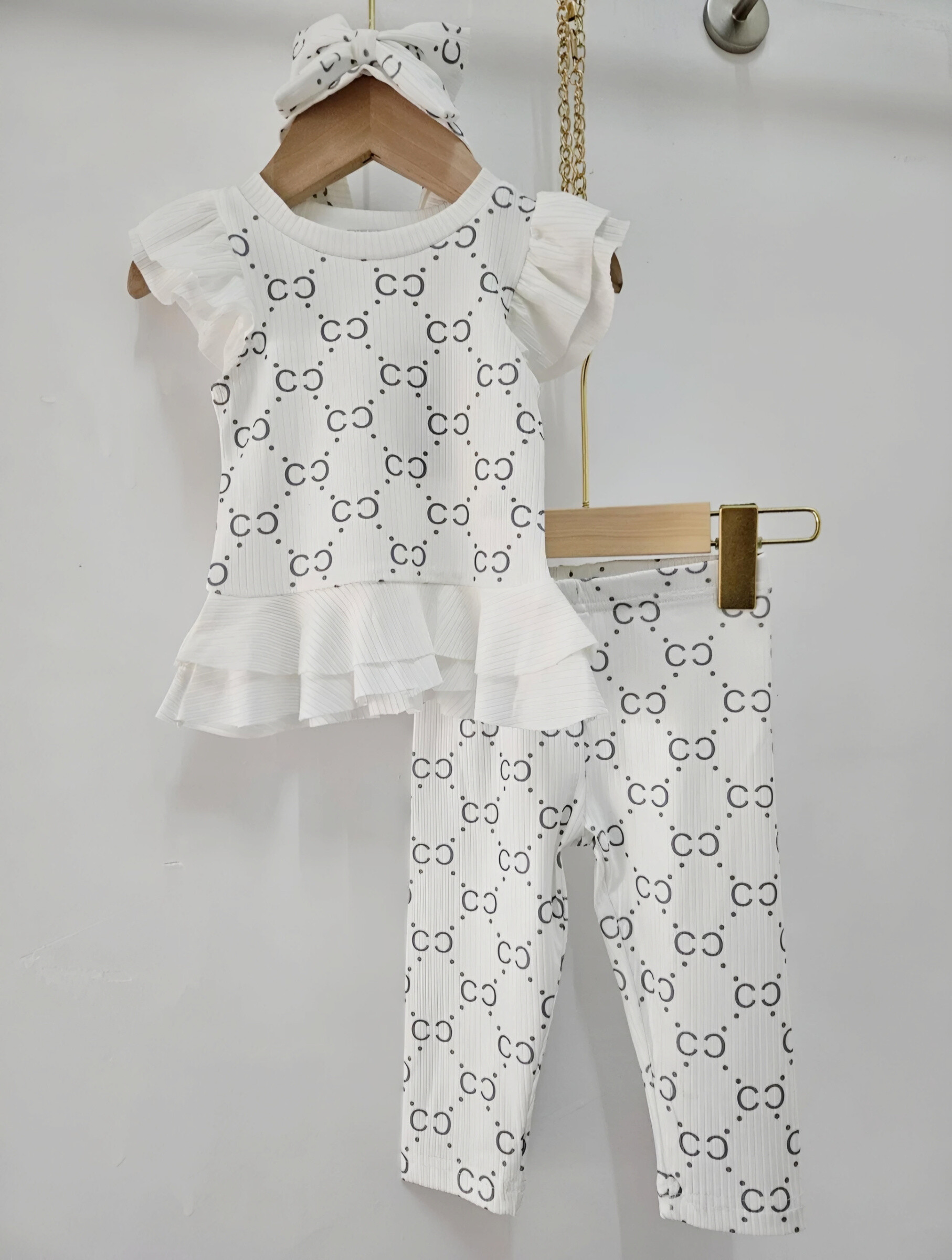 Grossiste Chicaprie - Ensemble Top Volants Et Pantalon Finement Côtelé Et Imprimé Bébé Fille
