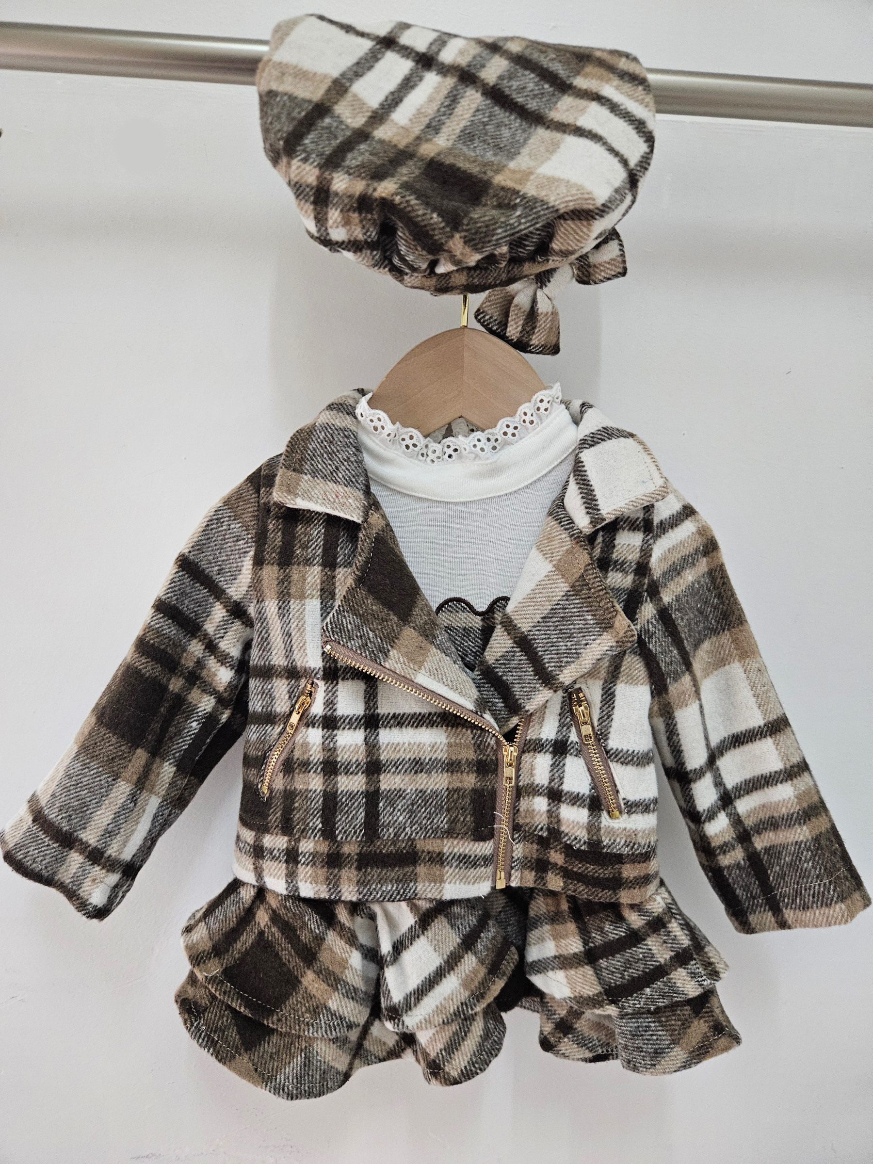 Grossista Chicaprie - Completo Chic Stile Quadri per Bambina con Giacca Blazer con Zip Obliqua e Abito Corto con Volant e Berretto