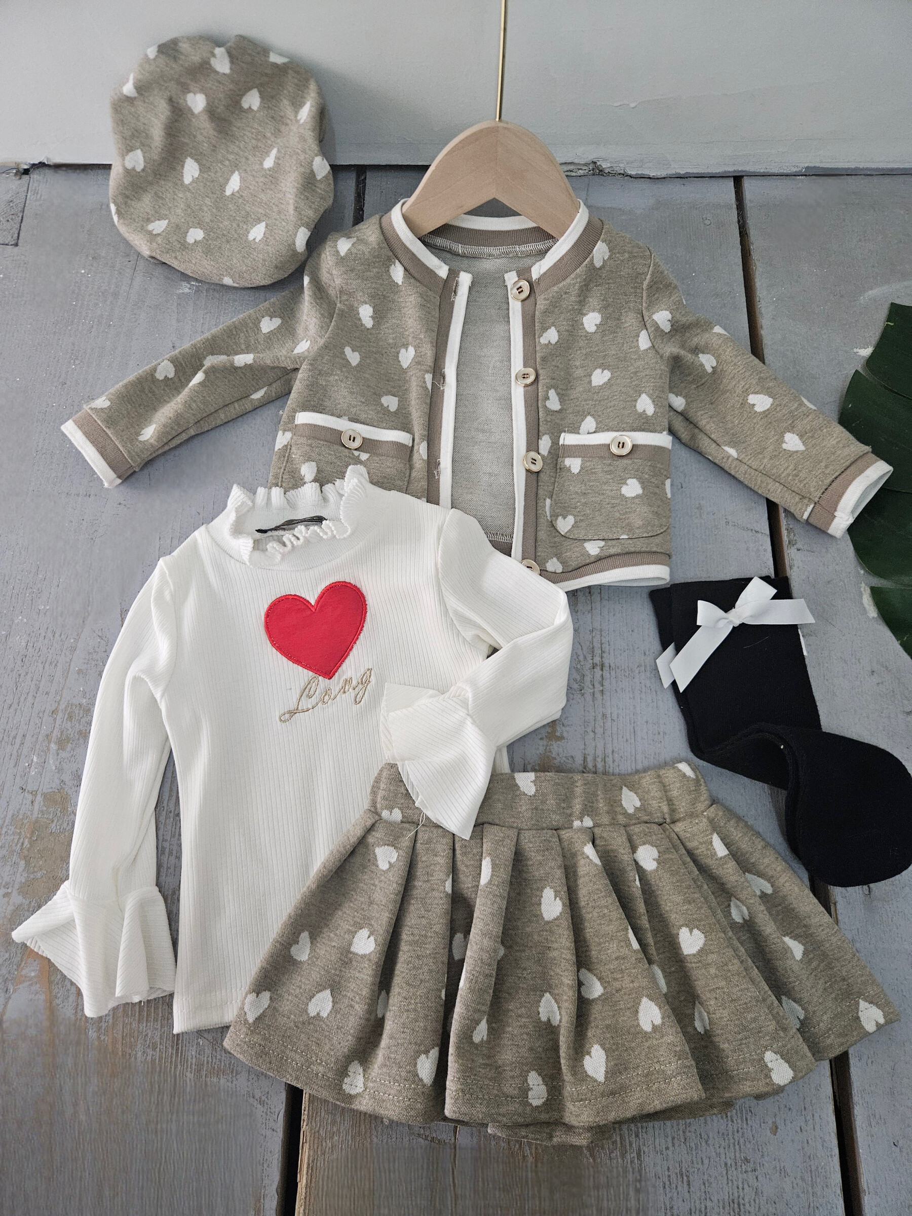 Mayorista Chicaprie - Conjunto de Chaleco y Falda Plisada Corta con Estampado de Corazones y Camiseta Finamente Acanalada para Bebé Niña