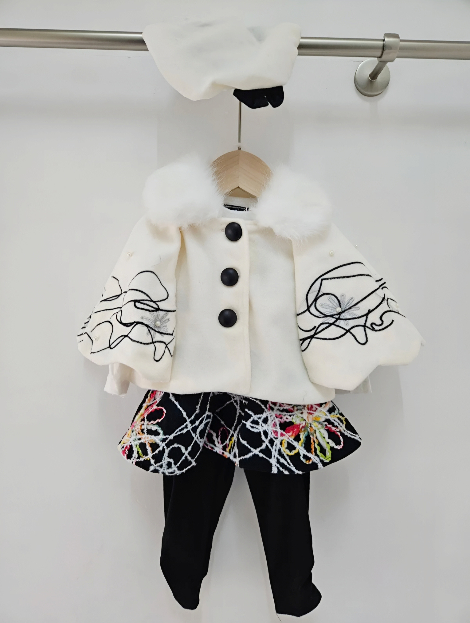 Grossiste Chicaprie - Ensemble Gilet Poncho Faux Fourrure Et Robe Pompon Broderie Florale Bébé Fille