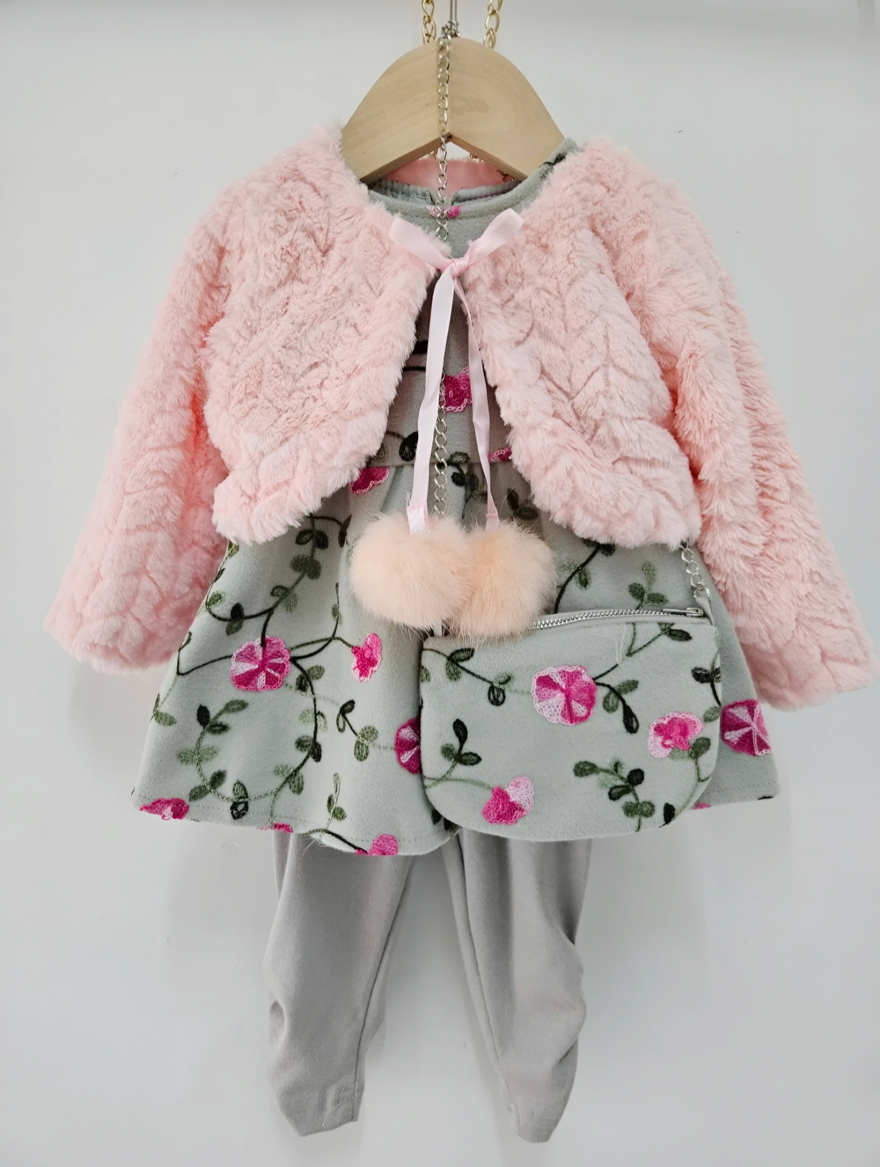 Grossiste Chicaprie - Ensemble Gilet Faux Fourrure Avec Pompons Et Robe Fleurie Brodée Sans Manche Bébé Fille