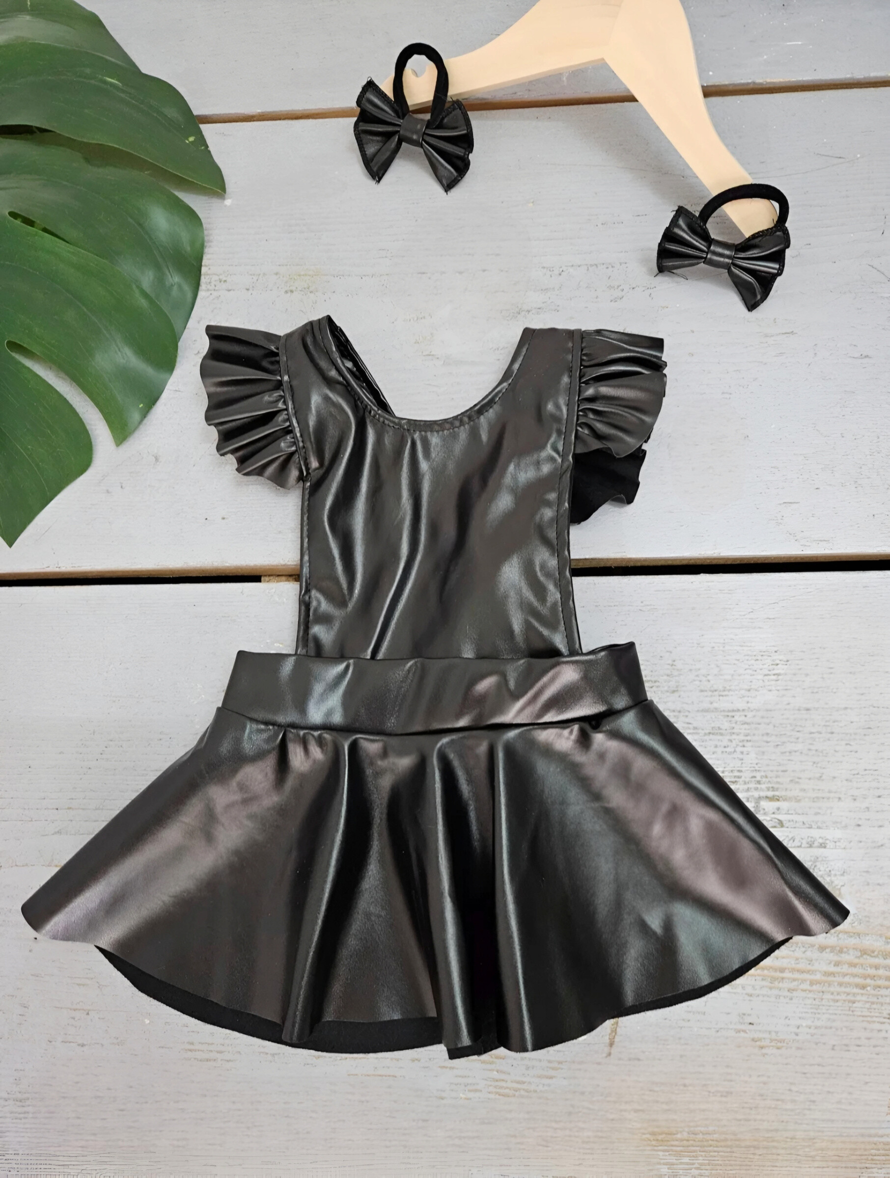 Grossiste Chicaprie - Robe Sans Manche Simili Cuir Uni Avec Ouverture Dos Et Elastiques Noeuds Bébé Fille