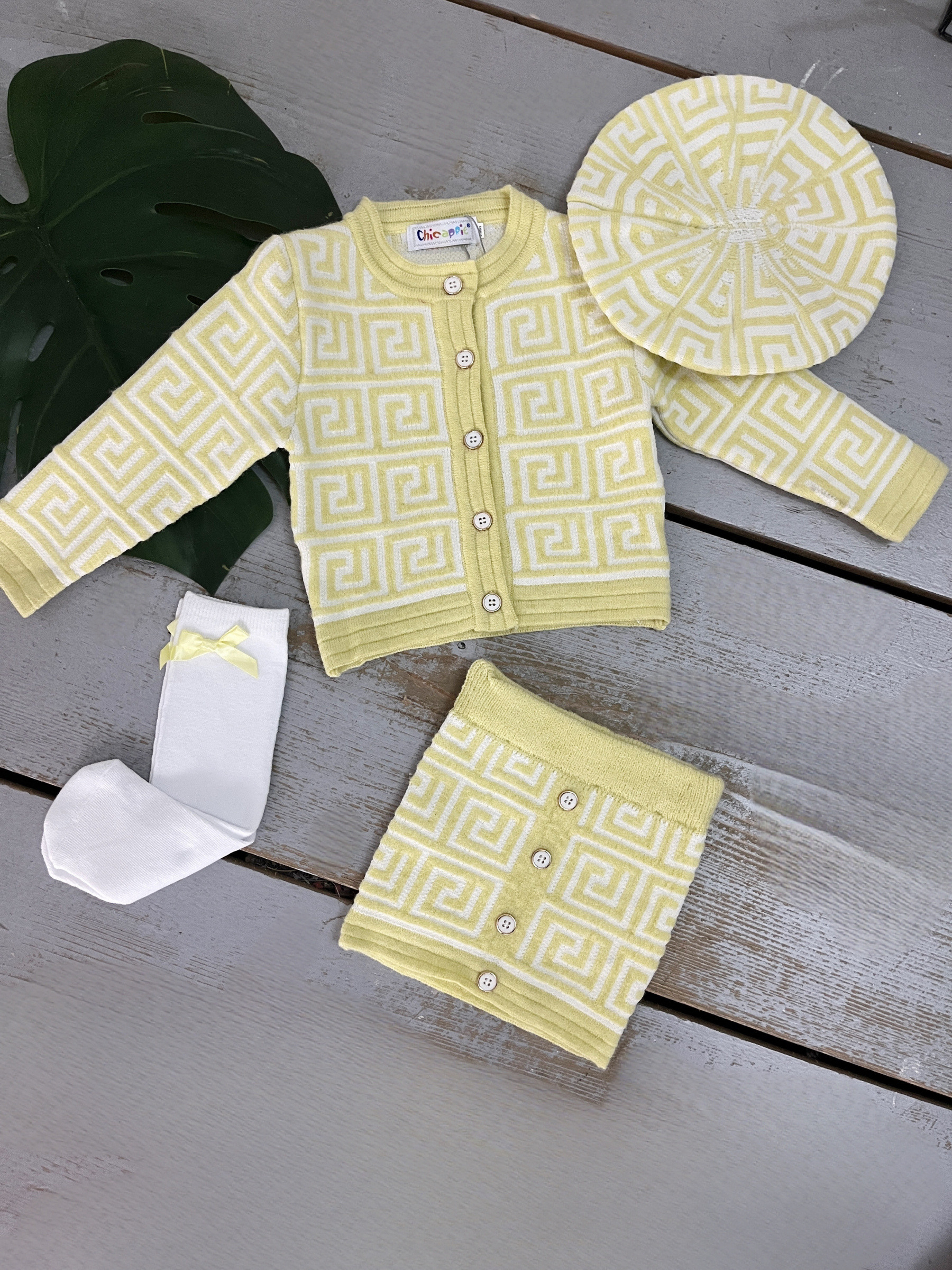 Grossiste Chicaprie - Ensemble Gilet Manches Longues Et Jupe Courte Avec Béret Maille A Motif Géométrique Cocon Bébé Fille
