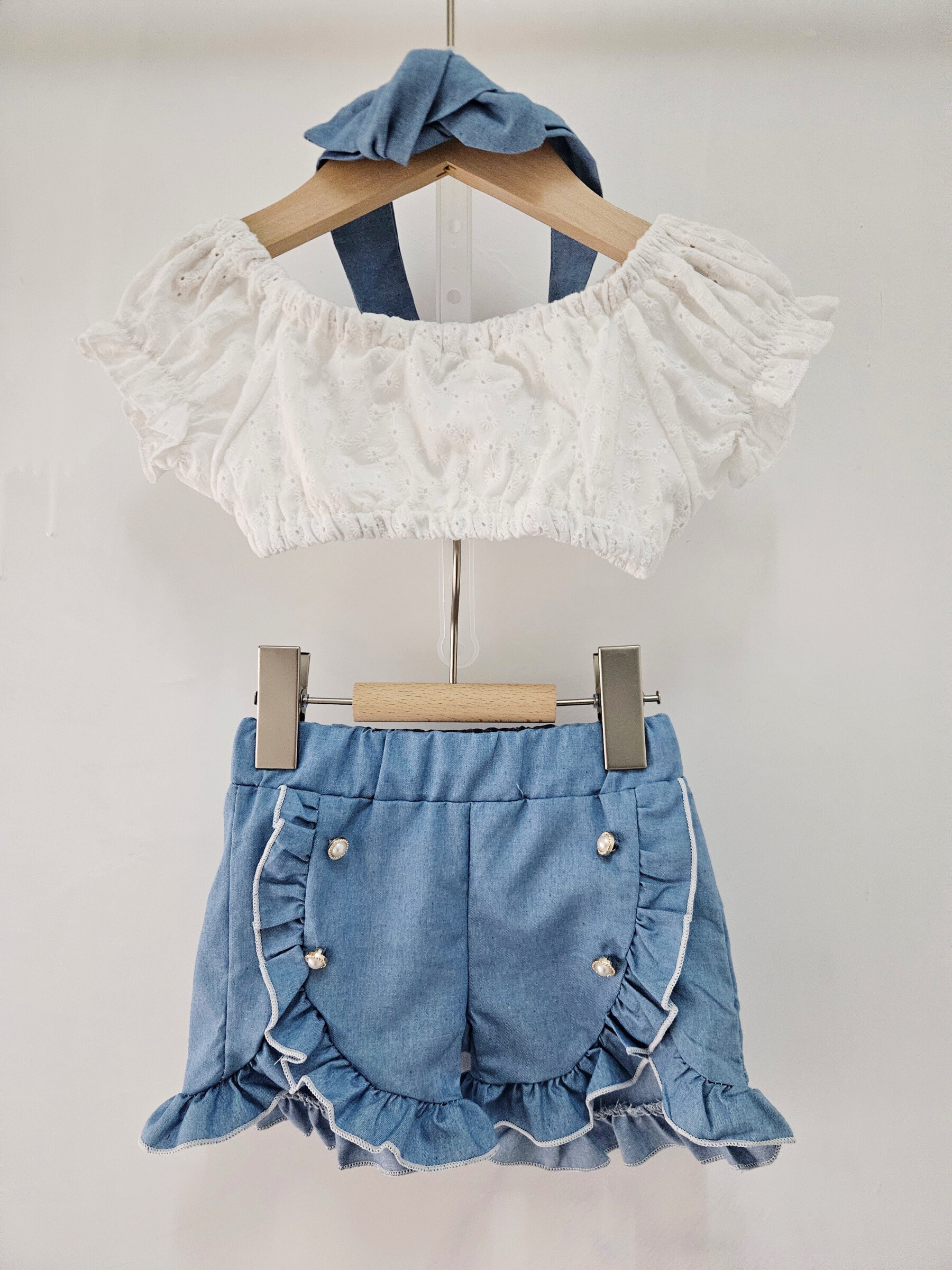 Grossiste Chicaprie - Ensemble Crop Top Dentelles Florales Et Short Jeans Légère Boutons Bébé Fille