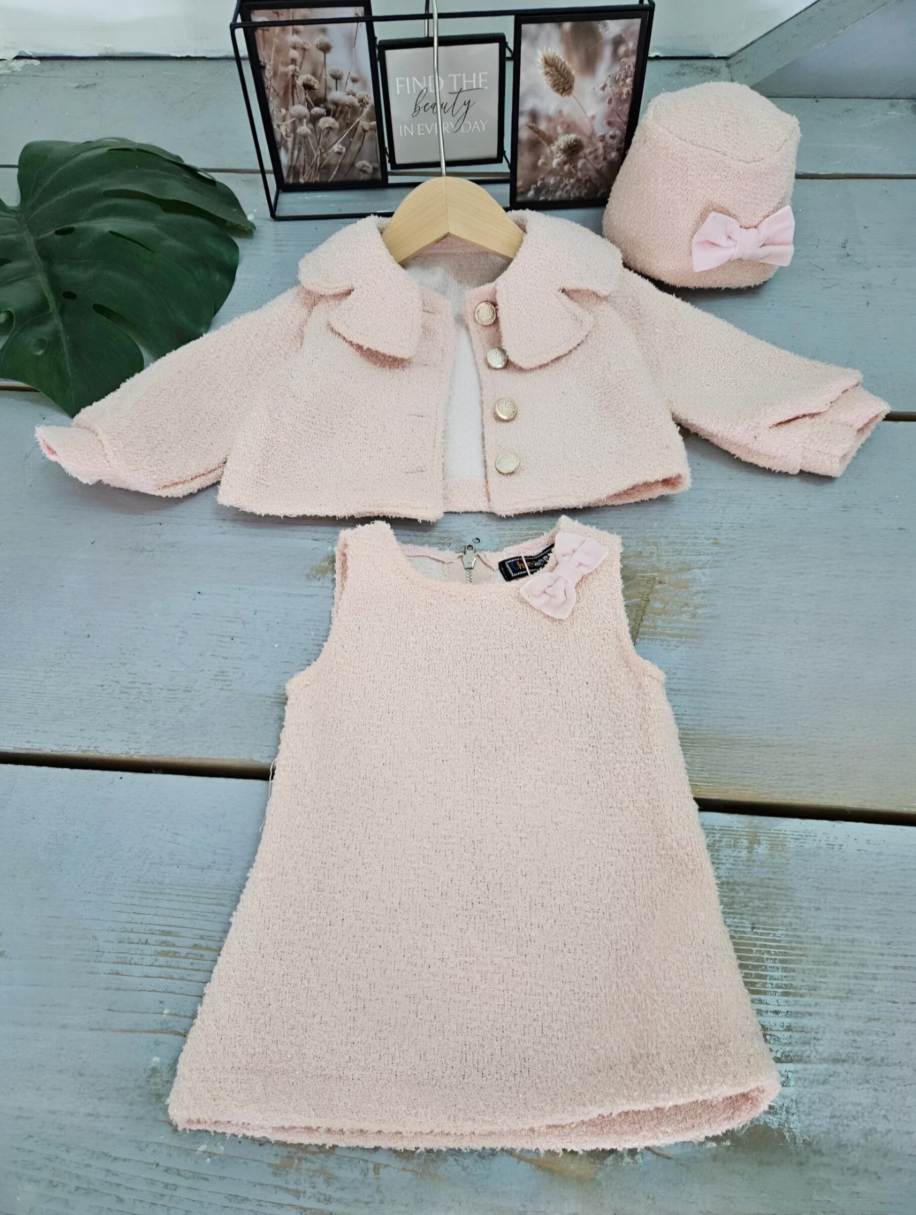Mayorista Chicaprie - Conjunto de Chaqueta con Botones de Perlas, Vestido y Sombrero con Lazo de Piel Sintética Chic Bebé Niña