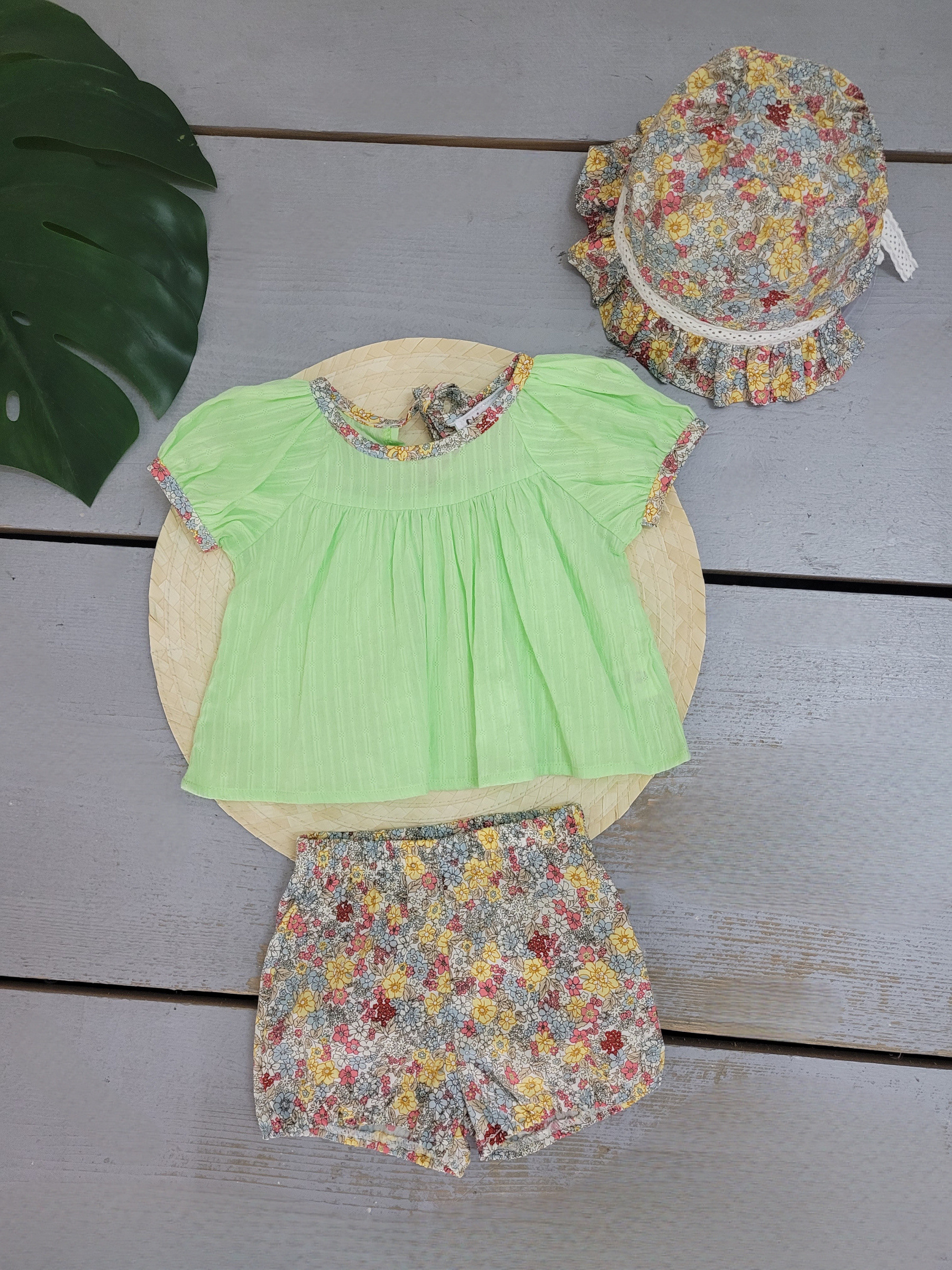 Grossista Chicaprie - Set Top Leggero e Shorts Stampati Floreali e Colorati con Cappello per Bambina