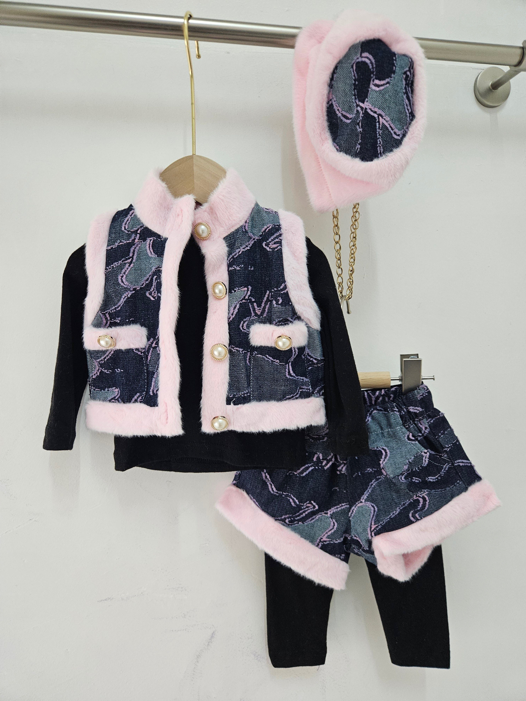 Grossista Chicaprie - Completo Gilet e Shorts in Jeans Stampato Fluido con Pelliccia Sintetica, Maglietta a Maniche Lunghe a Bozzolo per Bambina