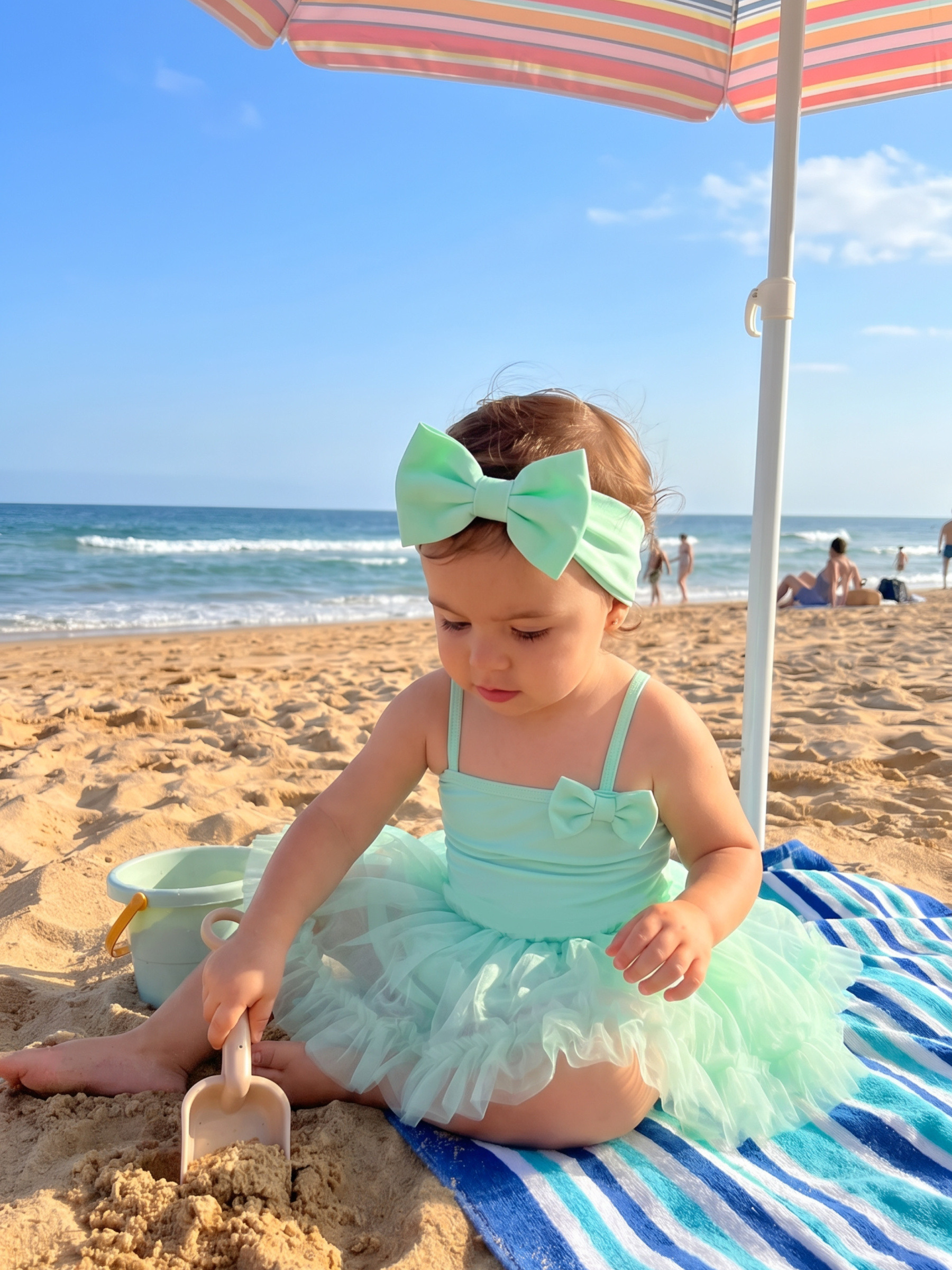 Grossiste Chicaprie - Maillot de Bain Une Pièce Combishort Avec Jupe Tulle Voilage Et Bandeau Nœud Bébé Fille