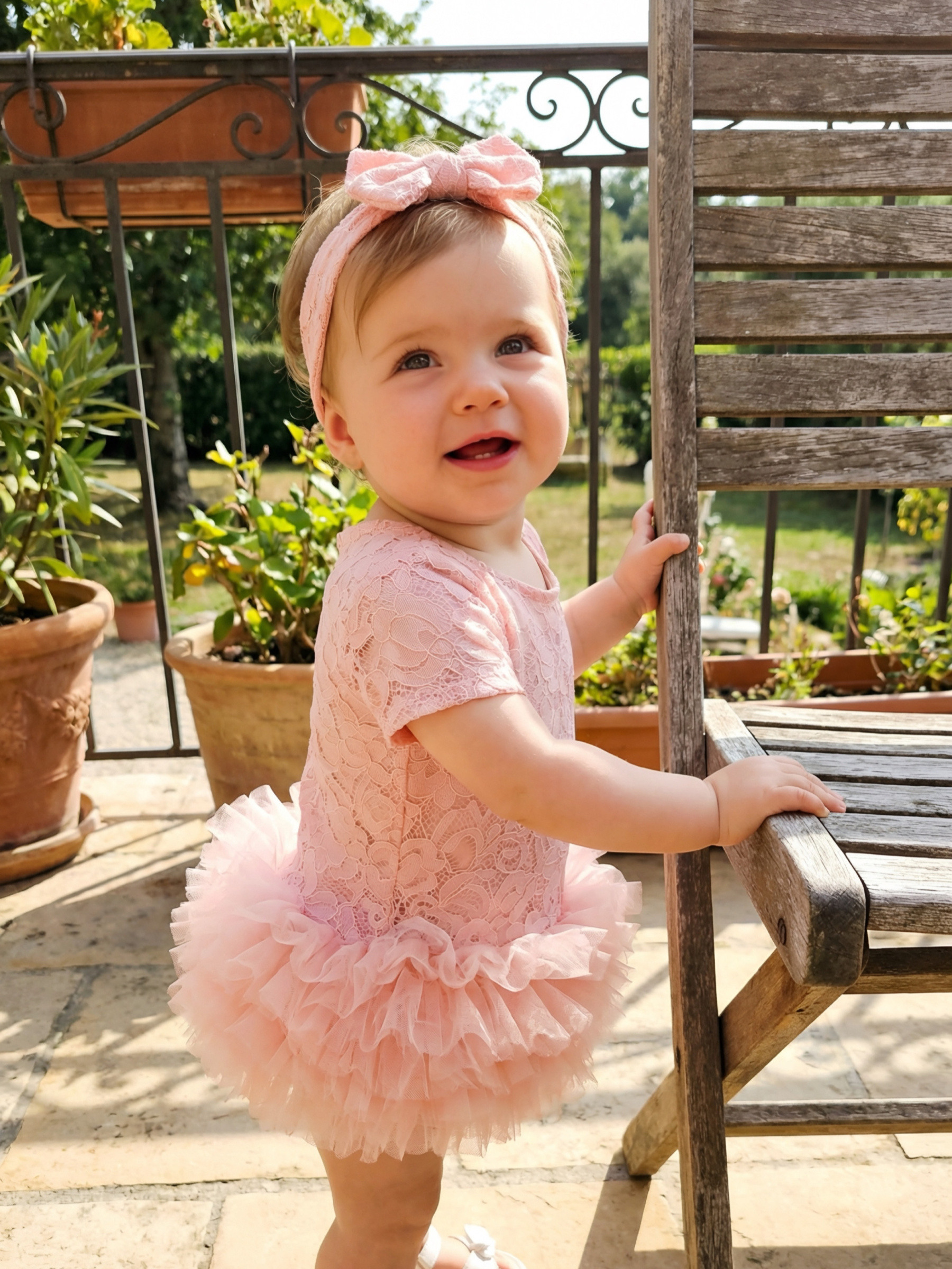 Grossiste Chicaprie - Robe Courte Uni A Dentelles Et Bas Tulles Volants Avec Bandeau Noeud Bébé Fille