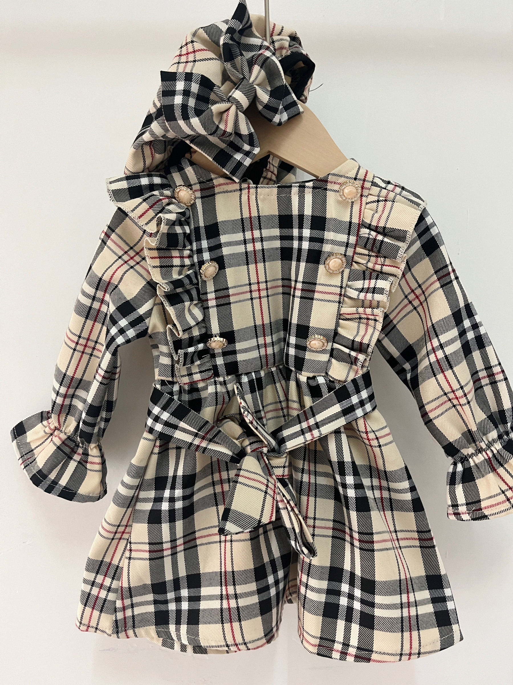 Großhändler Chicaprie - Elegantes und schickes Kleid mit Schottenkaro-Muster, Perlenknöpfen und Schleifen-Baskenmütze für Baby-Mädchen