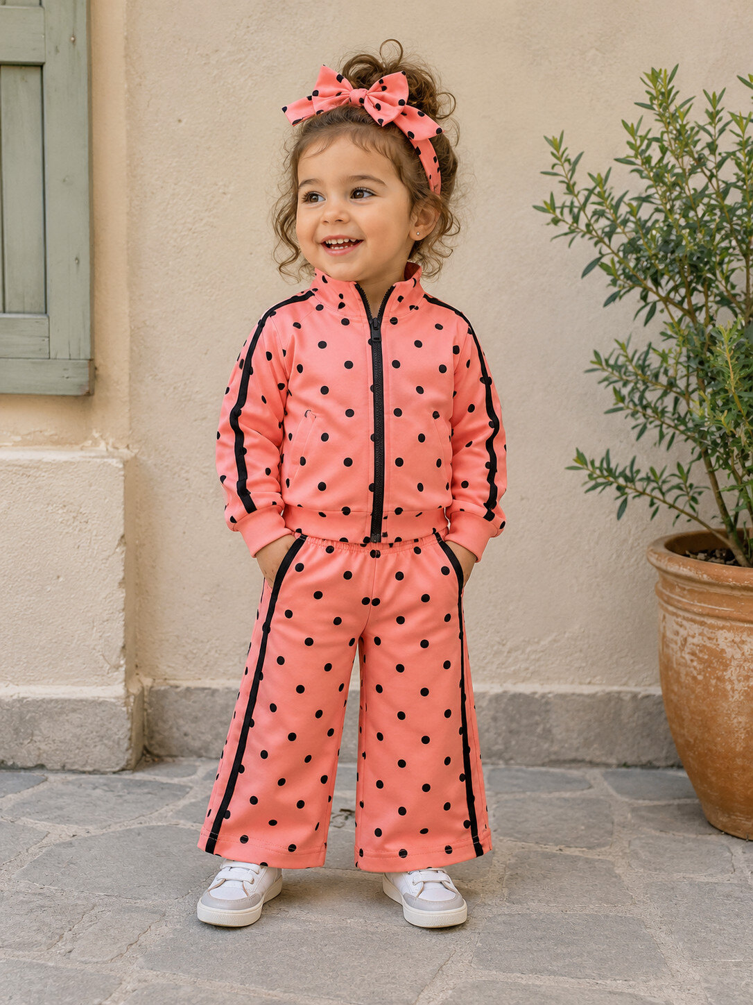 Mayorista Chicaprie - Conjunto de Bebé Niña con Chaleco con Cremallera, Pantalones Anchos de Lunares y Diadema con Lazo – Chándal Retro de Moda