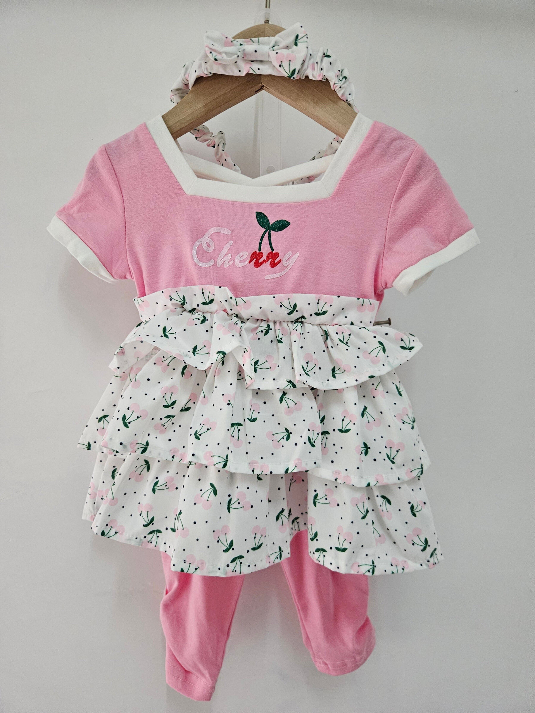 Grossista Chicaprie - Set Vestito a Motivo Ciliegie con Volant, Leggings e Fascia Liscia per Bambina