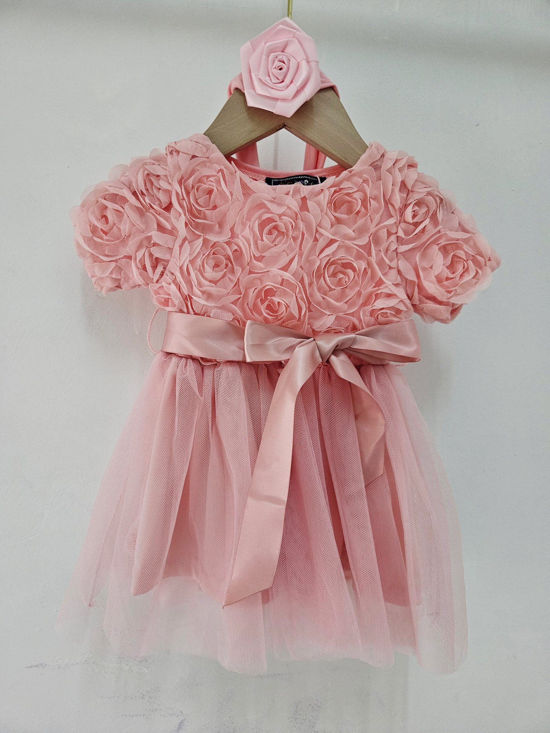 Grossiste Chicaprie - Robe Courte Unie Haut Fleurie All Over Et Bas Ruban Avec Voilage Fluide Fête Bébé Fille