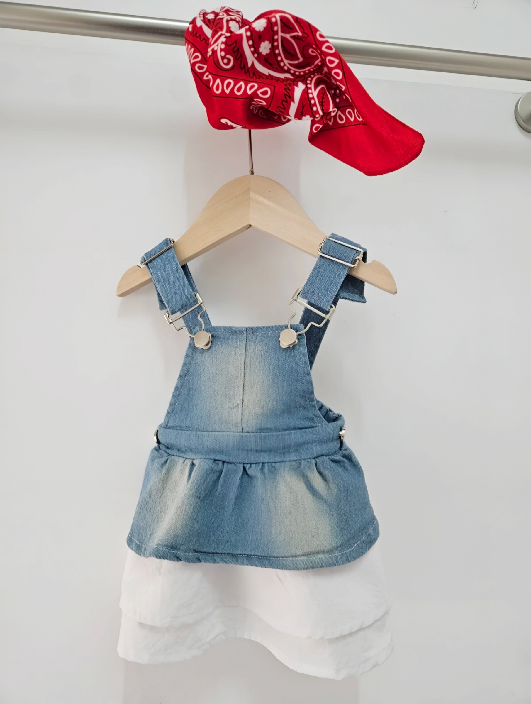 Grossista Chicaprie - Salopette Abito in Denim Classico con Orlo Arricciato e Bandana Urbano per Bambina