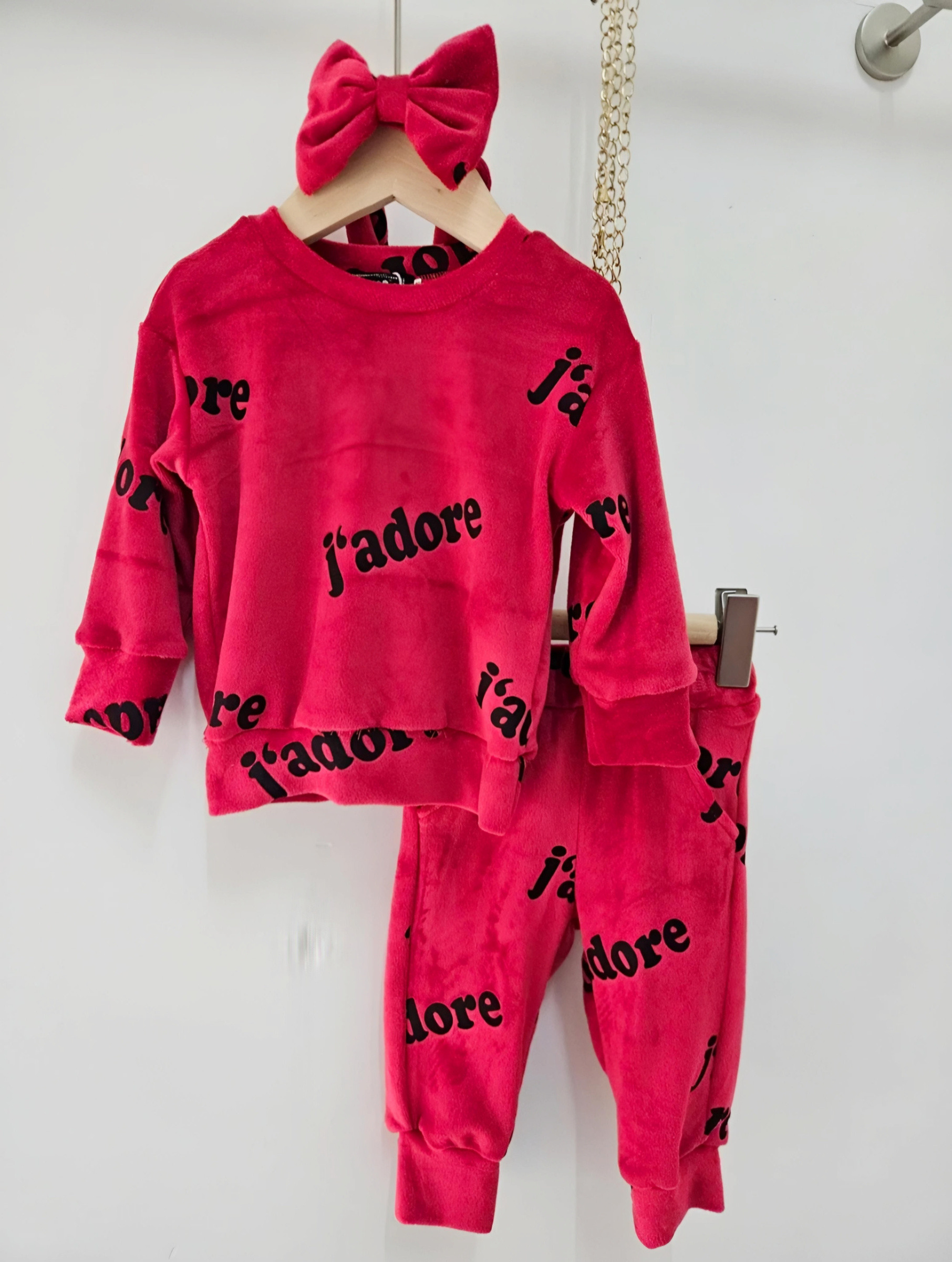 Großhändler Chicaprie - Baby-Mädchen-Set aus Langarm-Top und einfarbiger Samthose mit Allover-Schriftzug
