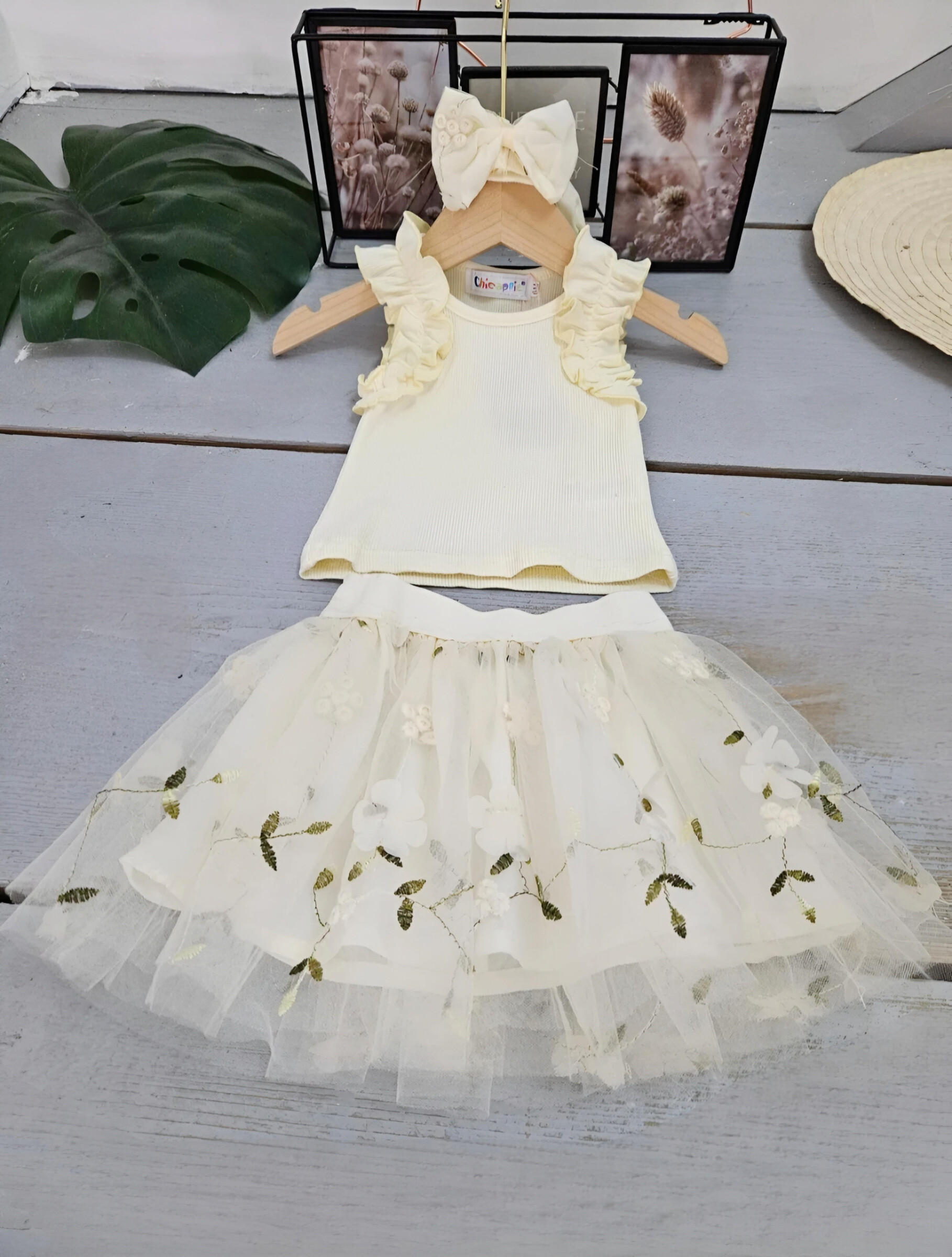 Grossista Chicaprie - Set top finemente costato con volant e gonna corta in voile floreale per bambina