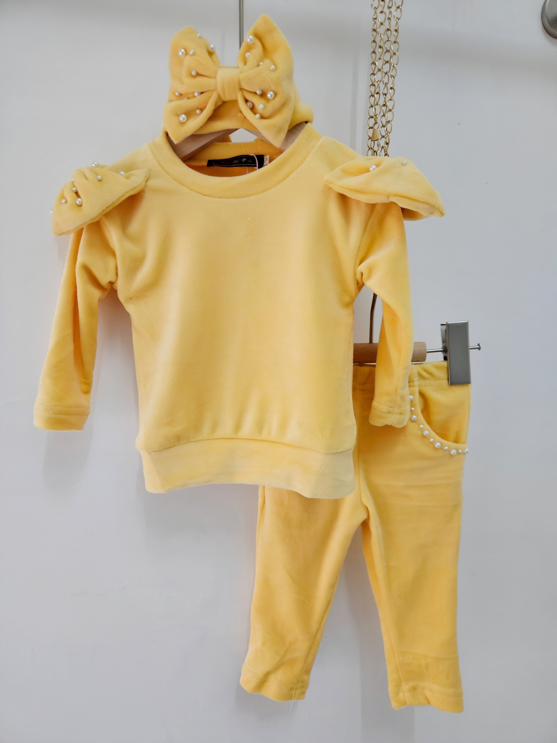 Grossista Chicaprie - Completo neonata in velluto tinta unita con perle, composto da maglia e pantaloni, con fascia per capelli annodata