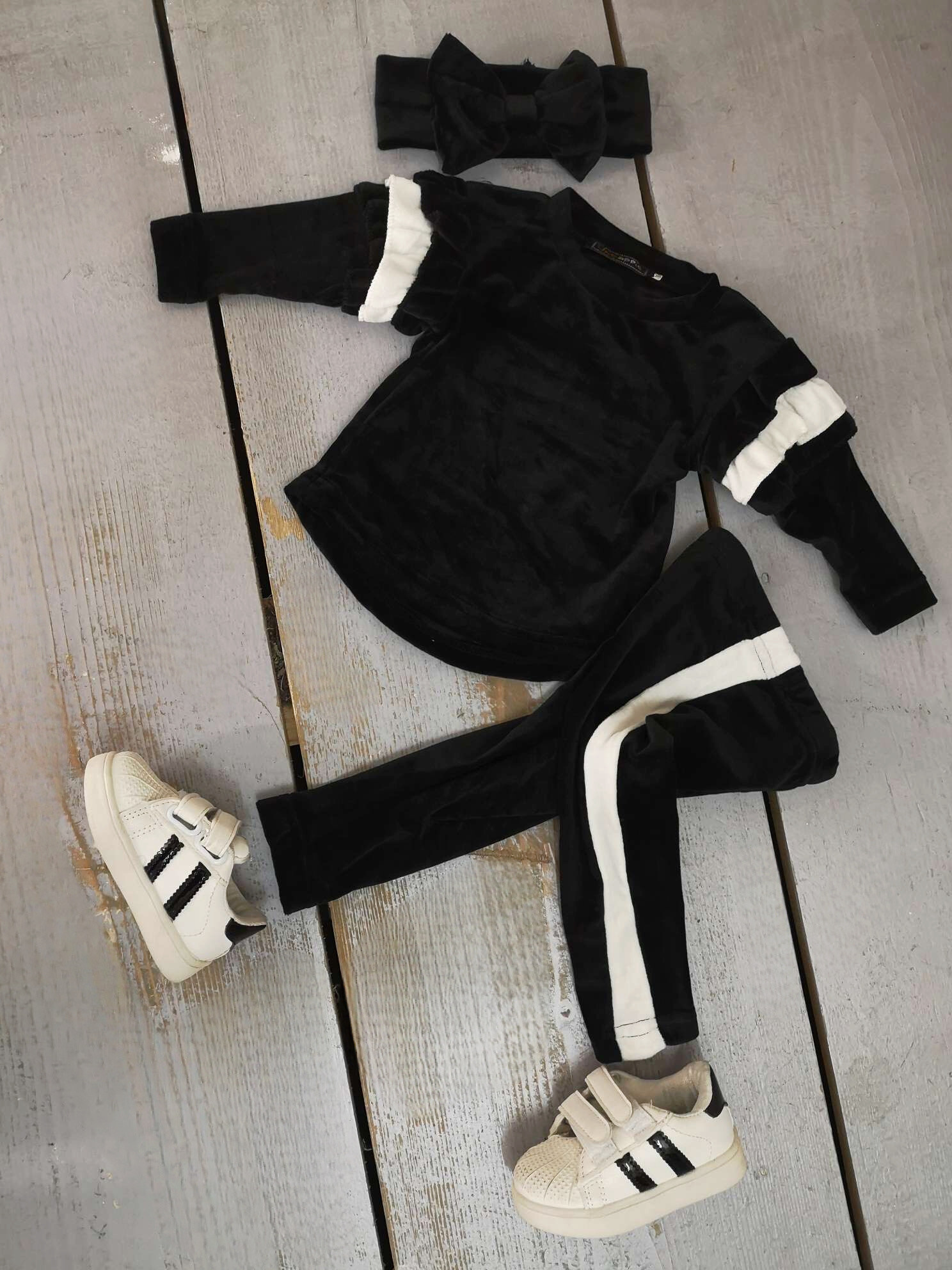 Grossista Chicaprie - Completo Top con Maniche a Balze e Leggings in Velluto Bicolore Sportivo con Fascia con Fiocco per Neonata
