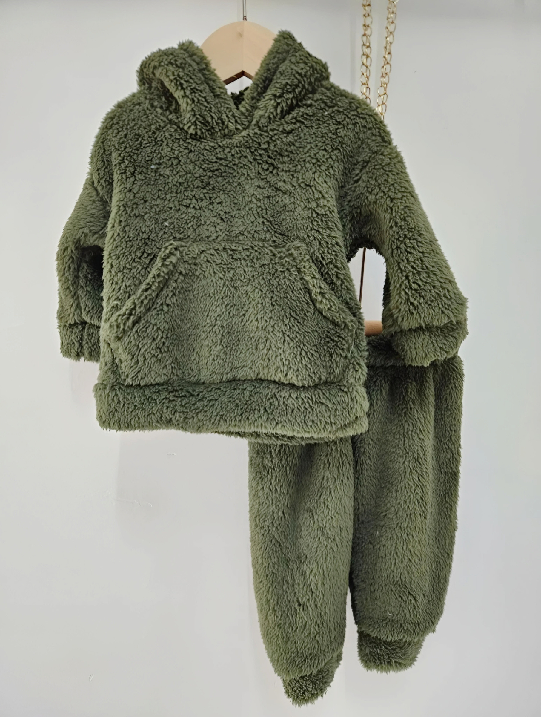 Grossista Chicaprie - Completo unisex per bebè in pelliccia sintetica cocooning con felpa con cappuccio e tasca centrale e pantaloni jogging
