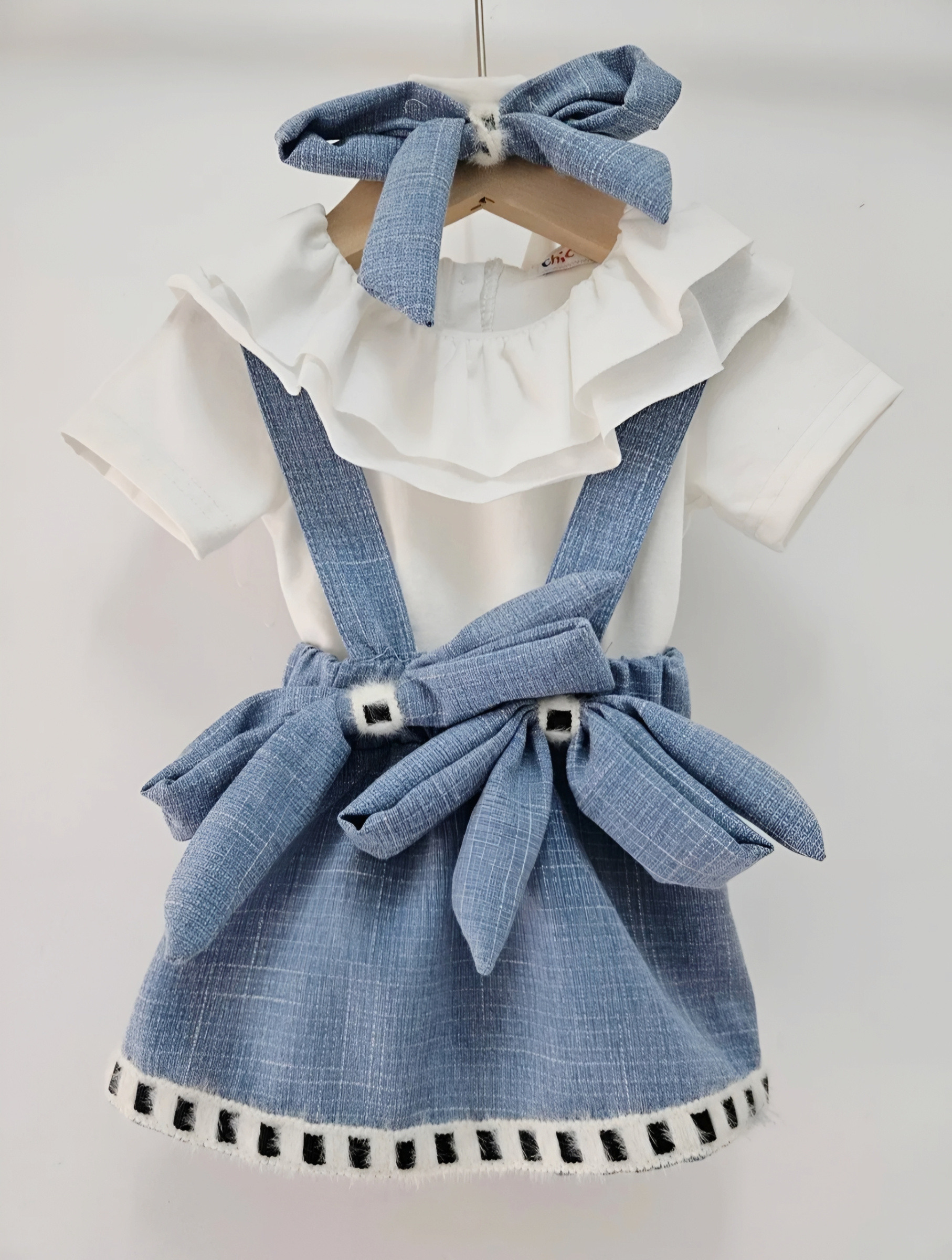 Wholesaler Chicaprie - Baby girl's outfit with a bow-strap skirt and a double-lined top with a ruffled collar