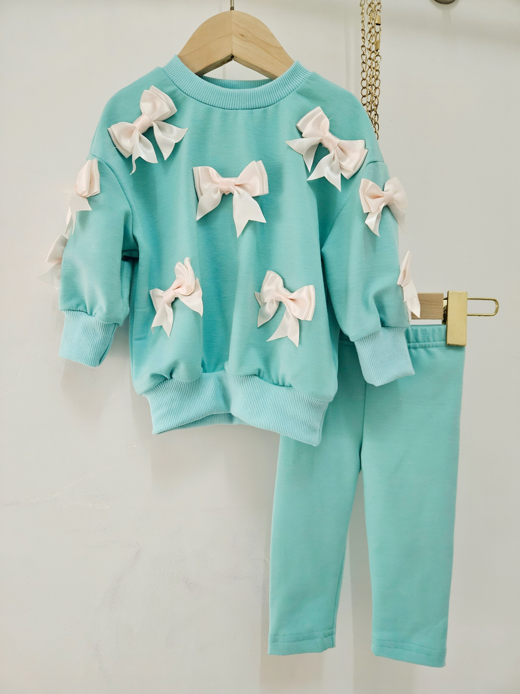 Grossiste Chicaprie - Ensemble Sweat Pull Manches Longues Avec Noeuds Et Jogging Uni Sport Bébé Fille
