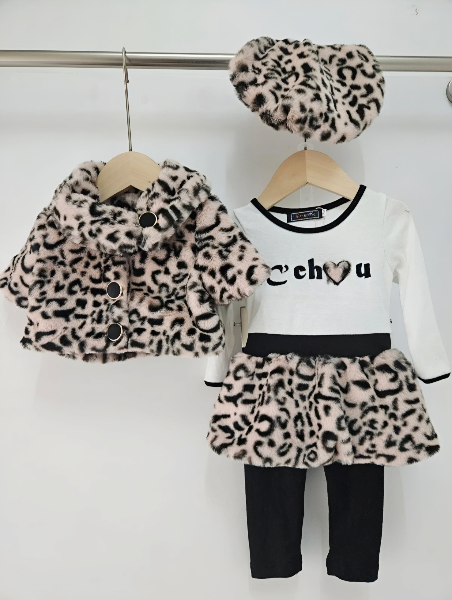 Grossista Chicaprie - Completo Giacca in Finta Pelliccia Leopardata con Vestito a Maniche Lunghe Cuore Cocoon per Bambina