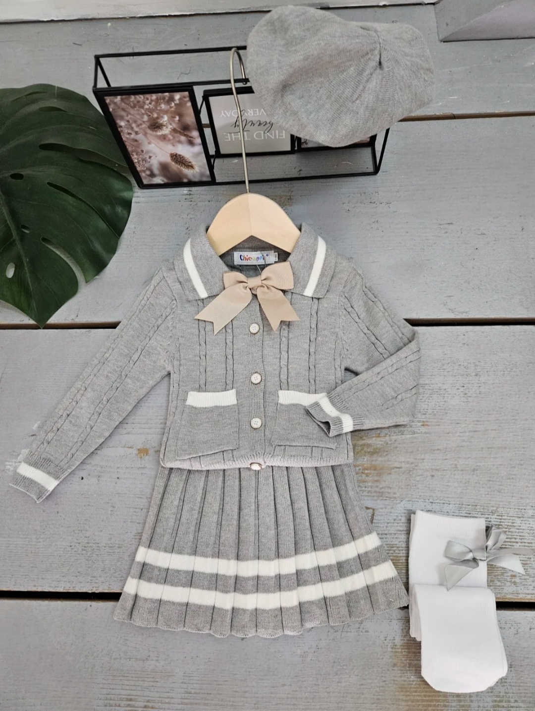 Grossista Chicaprie - Completo Gilet con Fiocco e Gonna Corta Pieghettata con Berretto a Maglia Stile Cocoon per Bambina