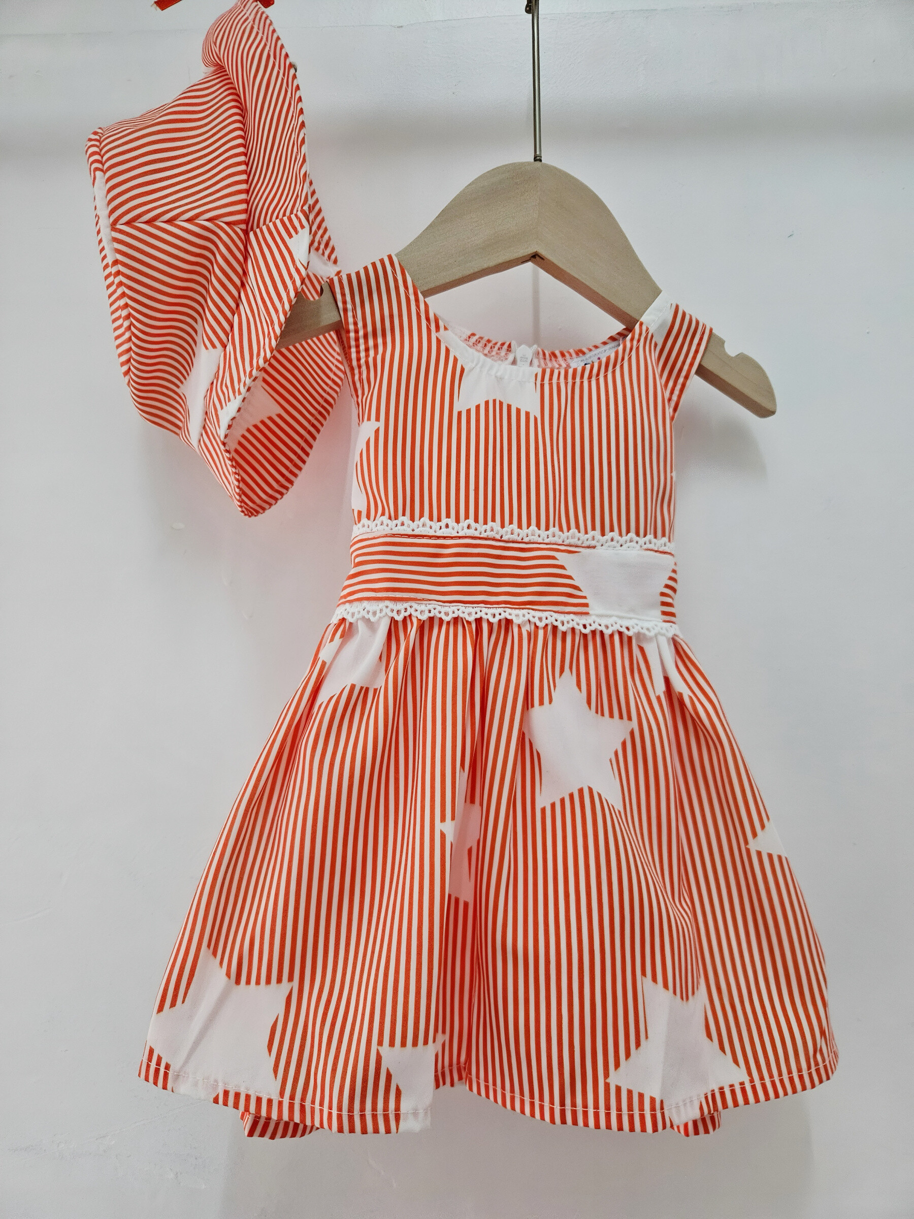 Grossiste Chicaprie - Robe Sans Manche A Rayures Et Etoiles Légère Avec Ruban Et Chapeau Bébé Fille