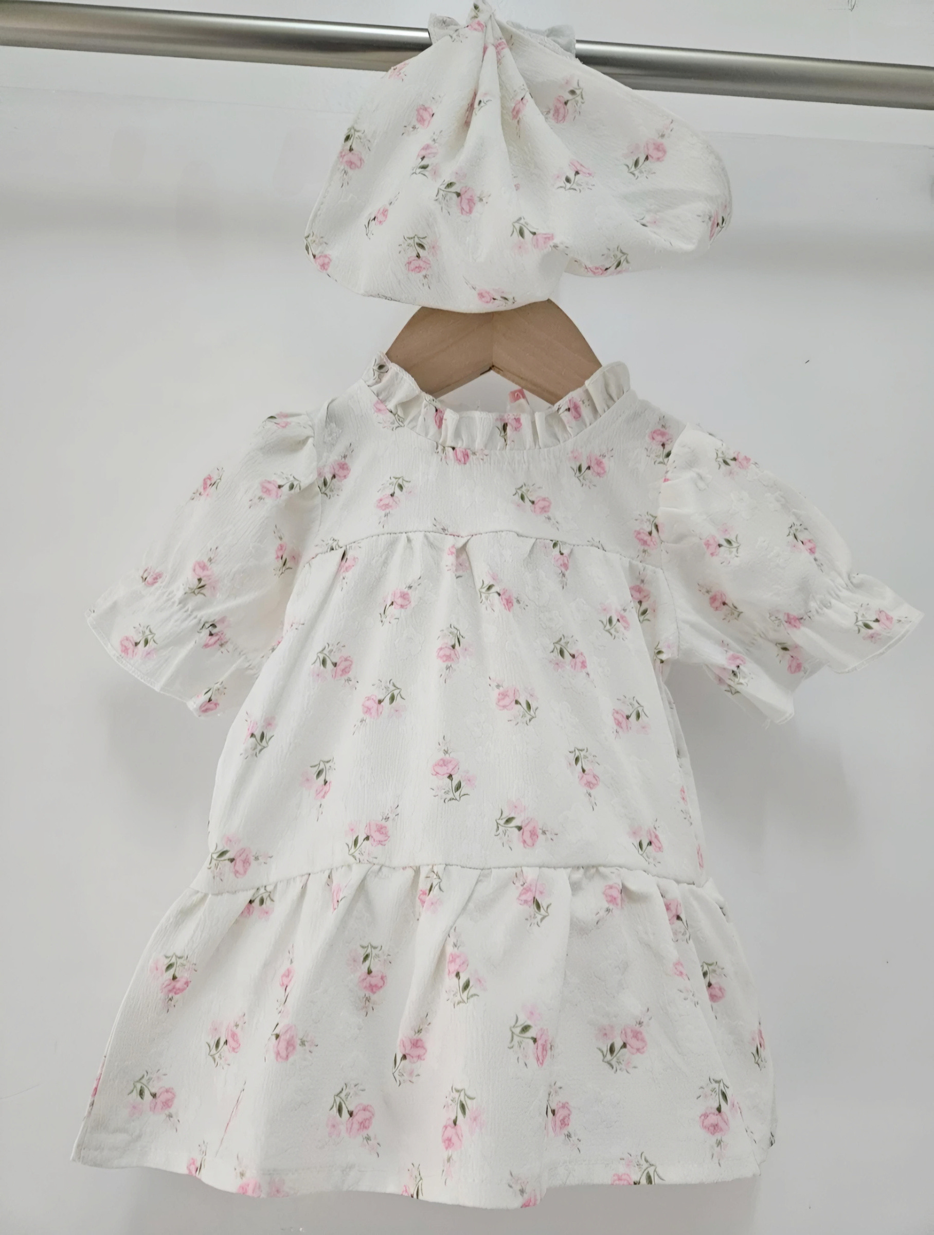 Großhändler Chicaprie - Kurzes Leichtes und Fließendes Kleid mit Blumenmuster und Stirnband für Baby Mädchen