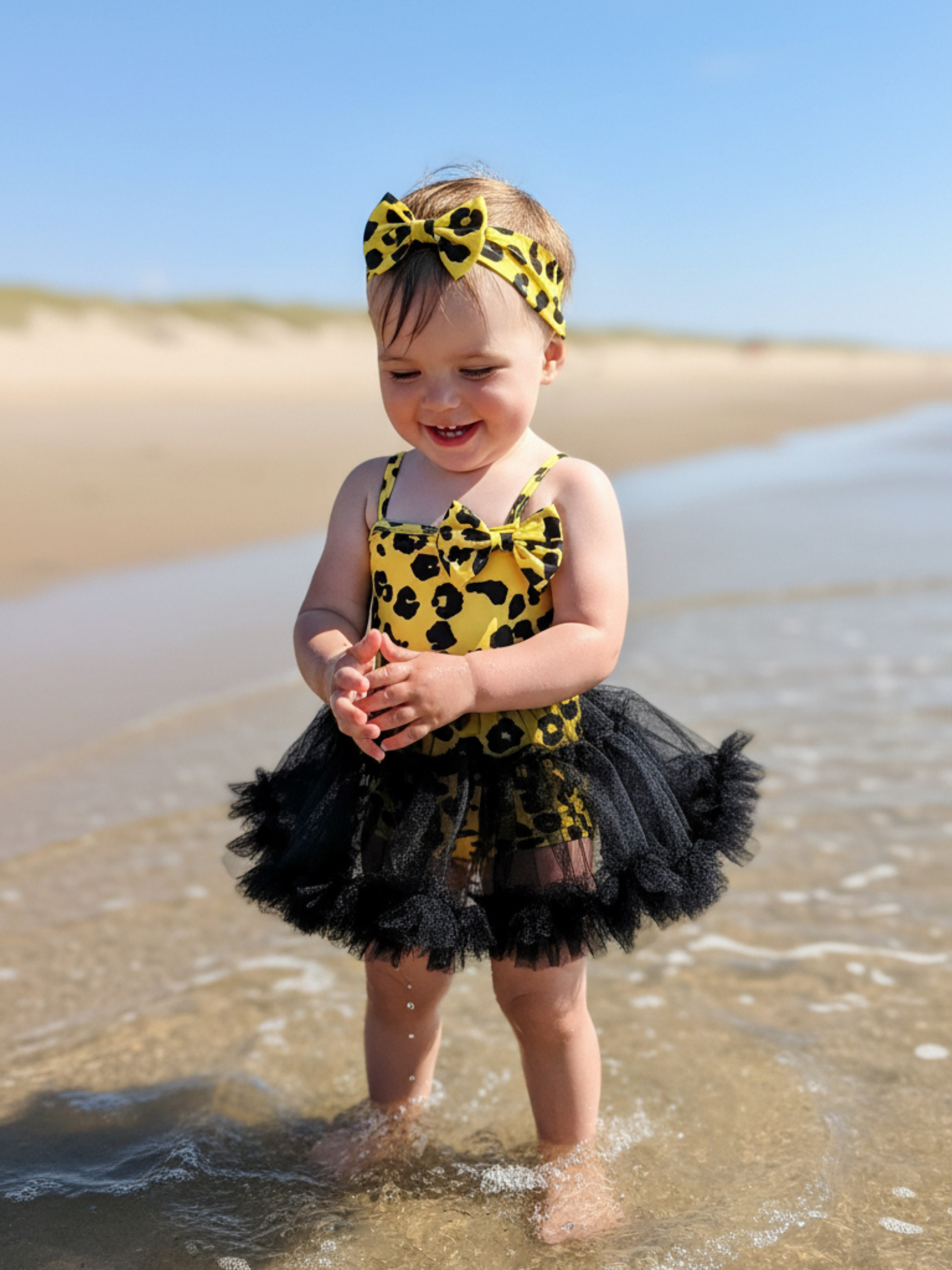 Grossiste Chicaprie - Maillot de Bain Une Pièce Combishort Leopard Avec Jupe Tulle Voilage Et Bandeau Nœud Bébé Fille