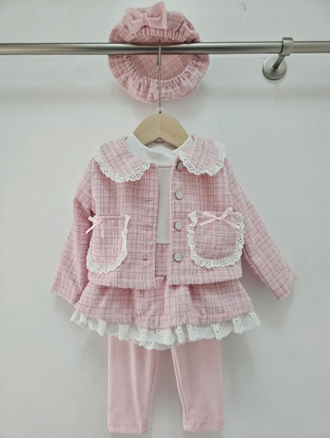 Mayorista Chicaprie - Conjunto Chic para Bebé Niña: Chaqueta con Cuello Peter Pan, Vestido con Top Liso y Falda Corta de Tweed a Cuadros y Encaje