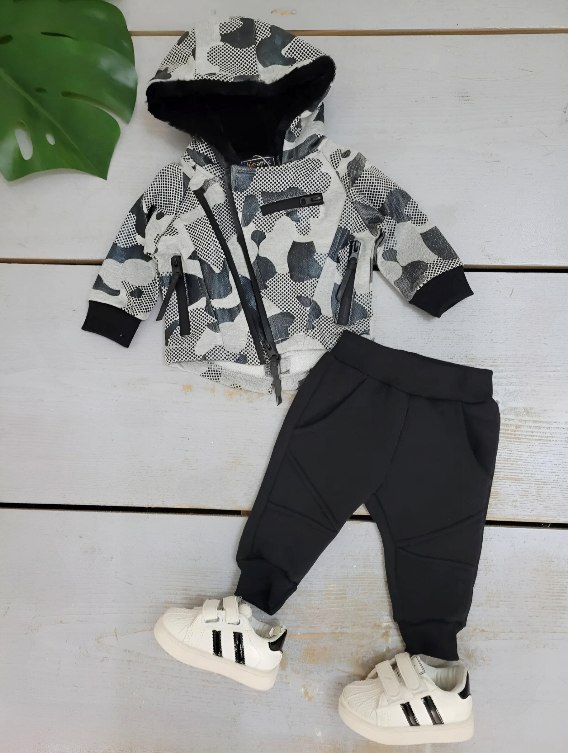 Großhändler Chicaprie - Jacke im Camouflage-Stil und schlichtes Jogging-Set für Baby-Jungen