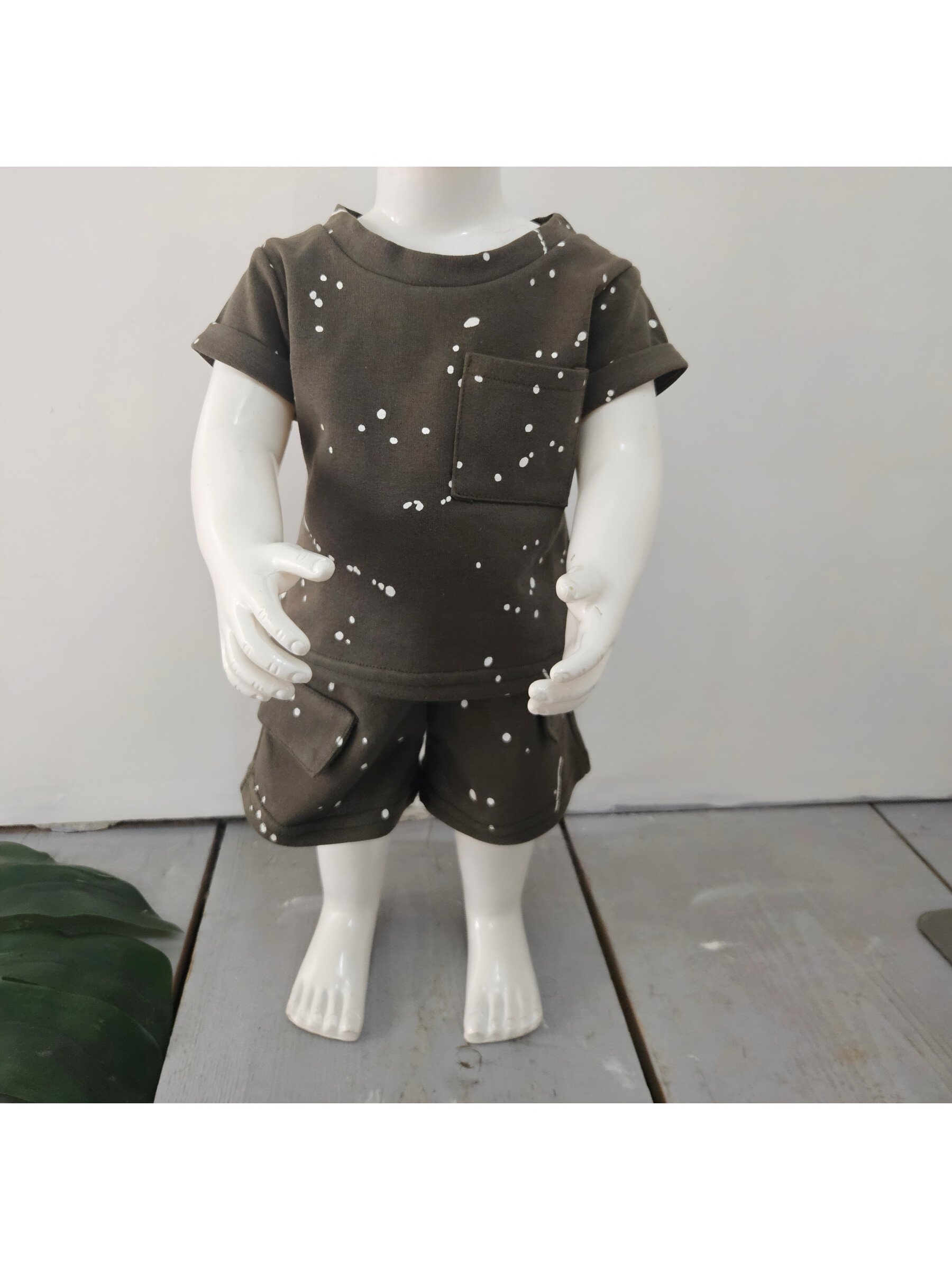 Grossista Chicaprie - Set Maglietta E Pantaloncini Tinta Unita Con Schizzi di Vernice Stile Urbano Bambino Maschio