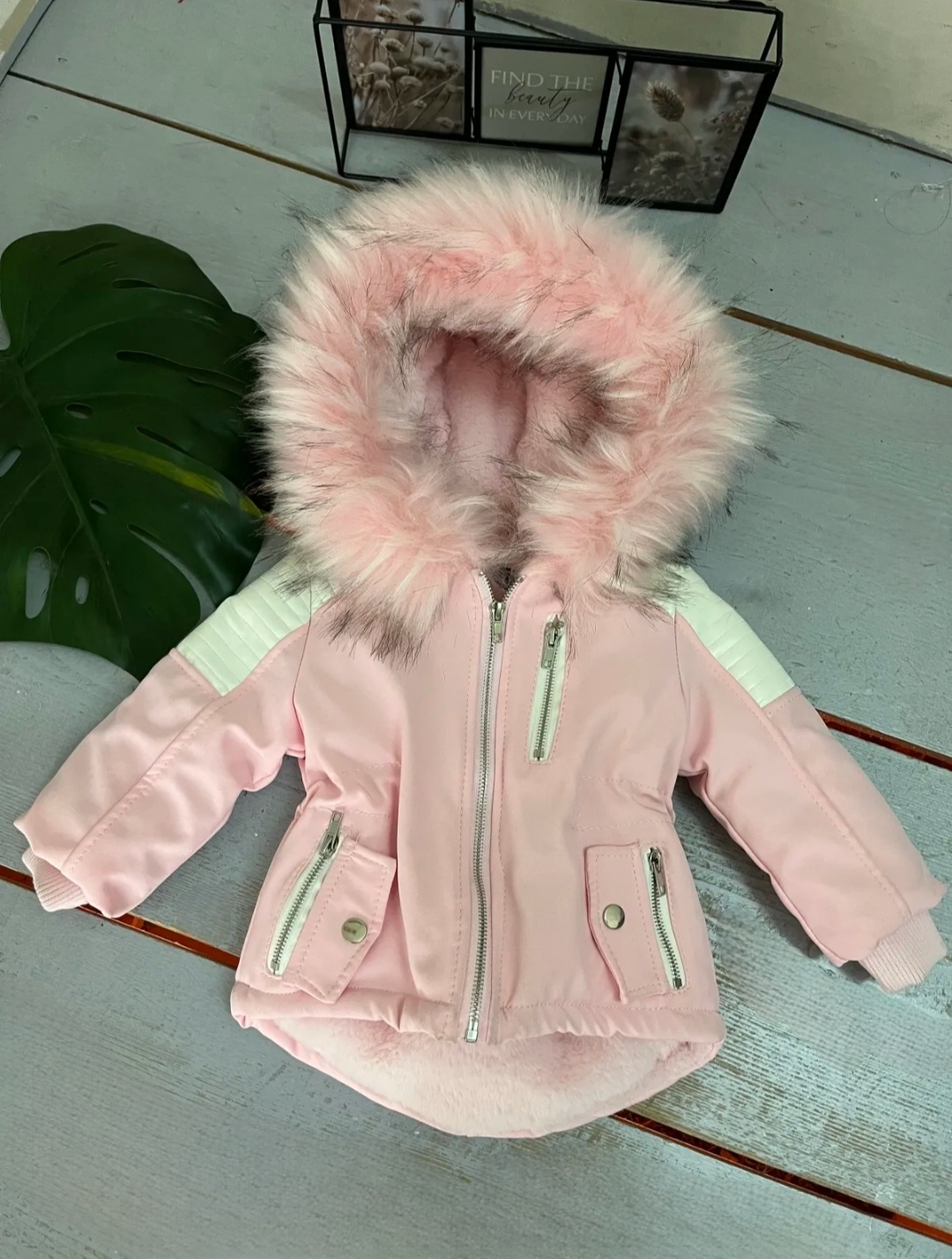Grossista Chicaprie - Parka con cappuccio in pelliccia sintetica, similpelle e zip in stile urbano biker per bozzolo neonato unisex