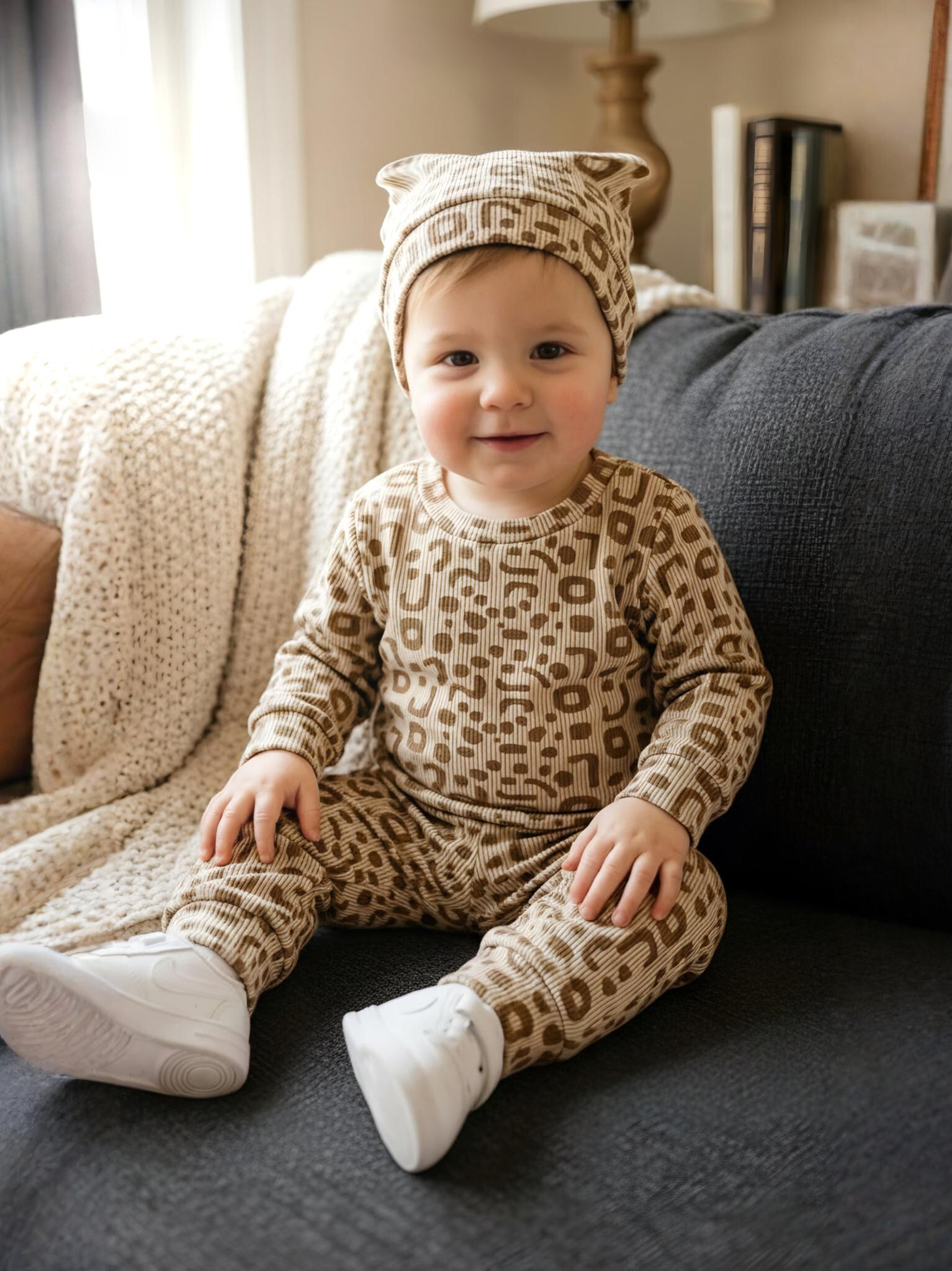 Grossiste Chicaprie - Ensemble Bébé 3 Pièces Sweat Pantalon Jogging et Bonnet Oreilles Motif Léopard – Maille Côtelée