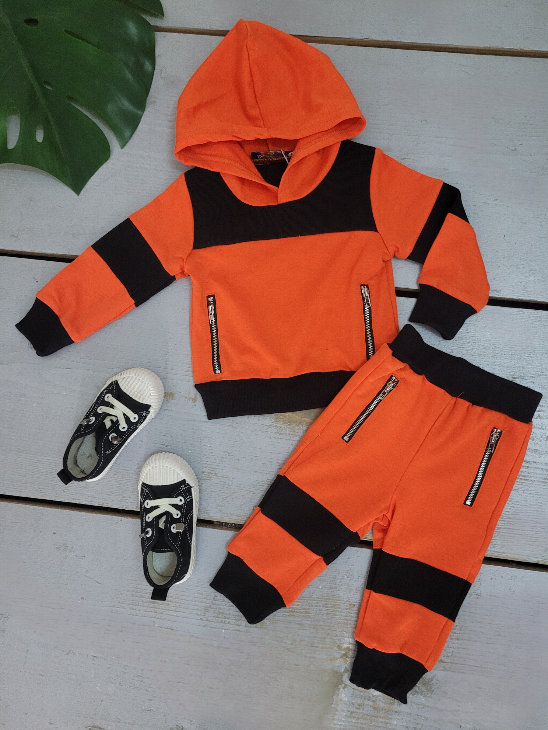 Grossista Chicaprie - Tuta sportiva per bebè maschio con felpa cappuccio zip e pantaloni jogging a bande bicolore