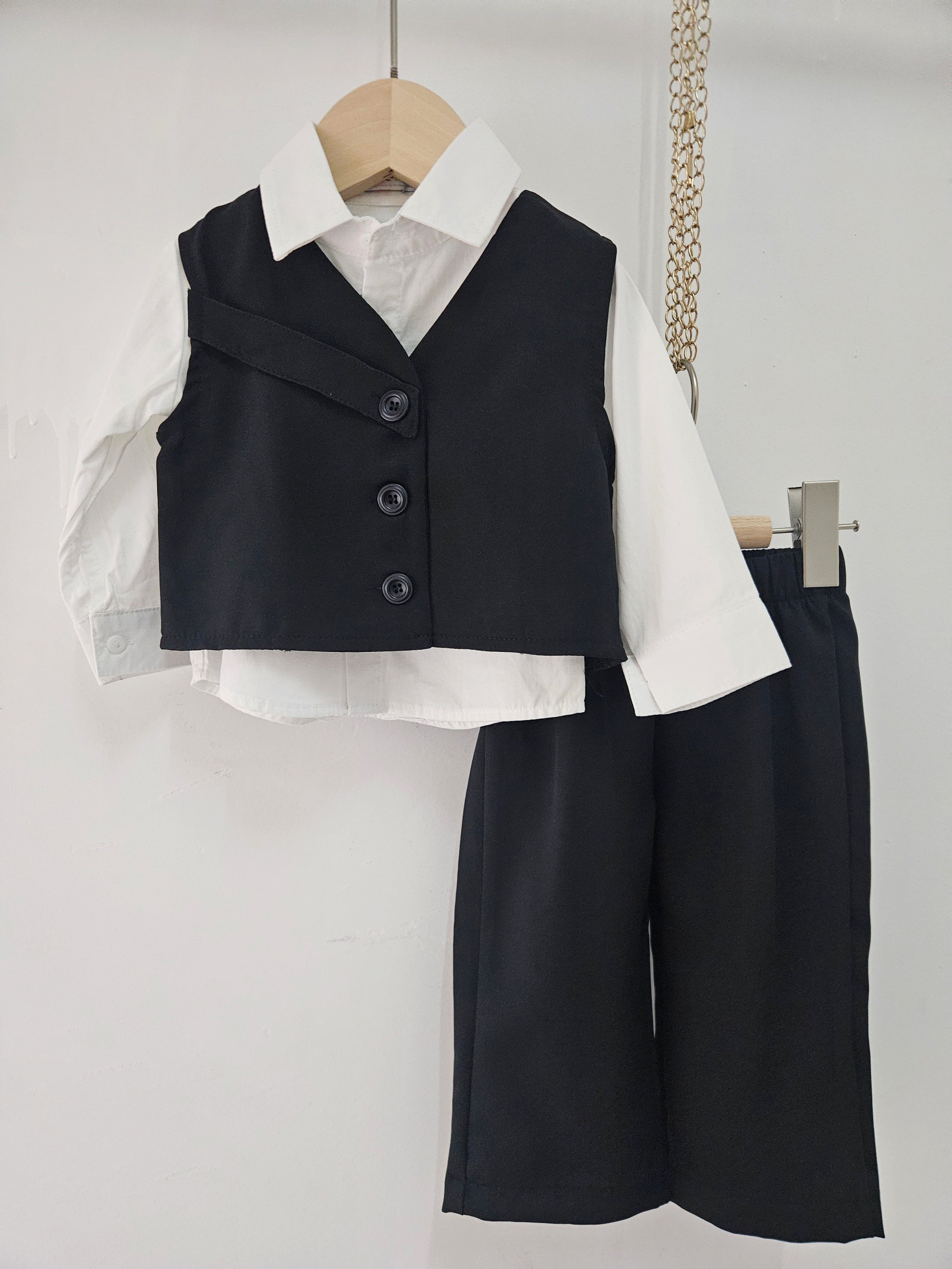 Grossista Chicaprie - Completo da Festa Chic per Bambino: Gilet con Camicia a Fiocco Unito e Pantaloni