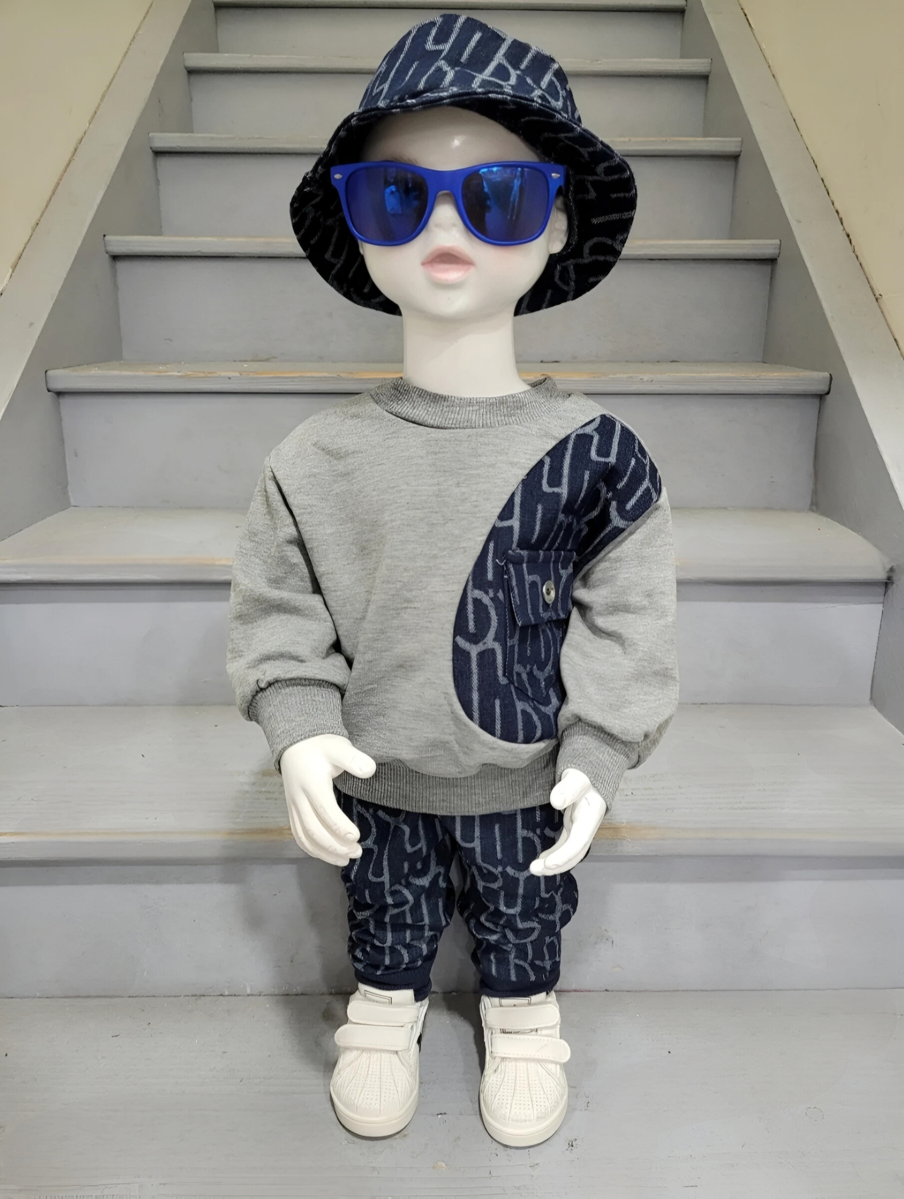 Großhändler Chicaprie - Schickes und urbanes Pullover- und Hosenset mit Print und Fischerhut für Babyjungen