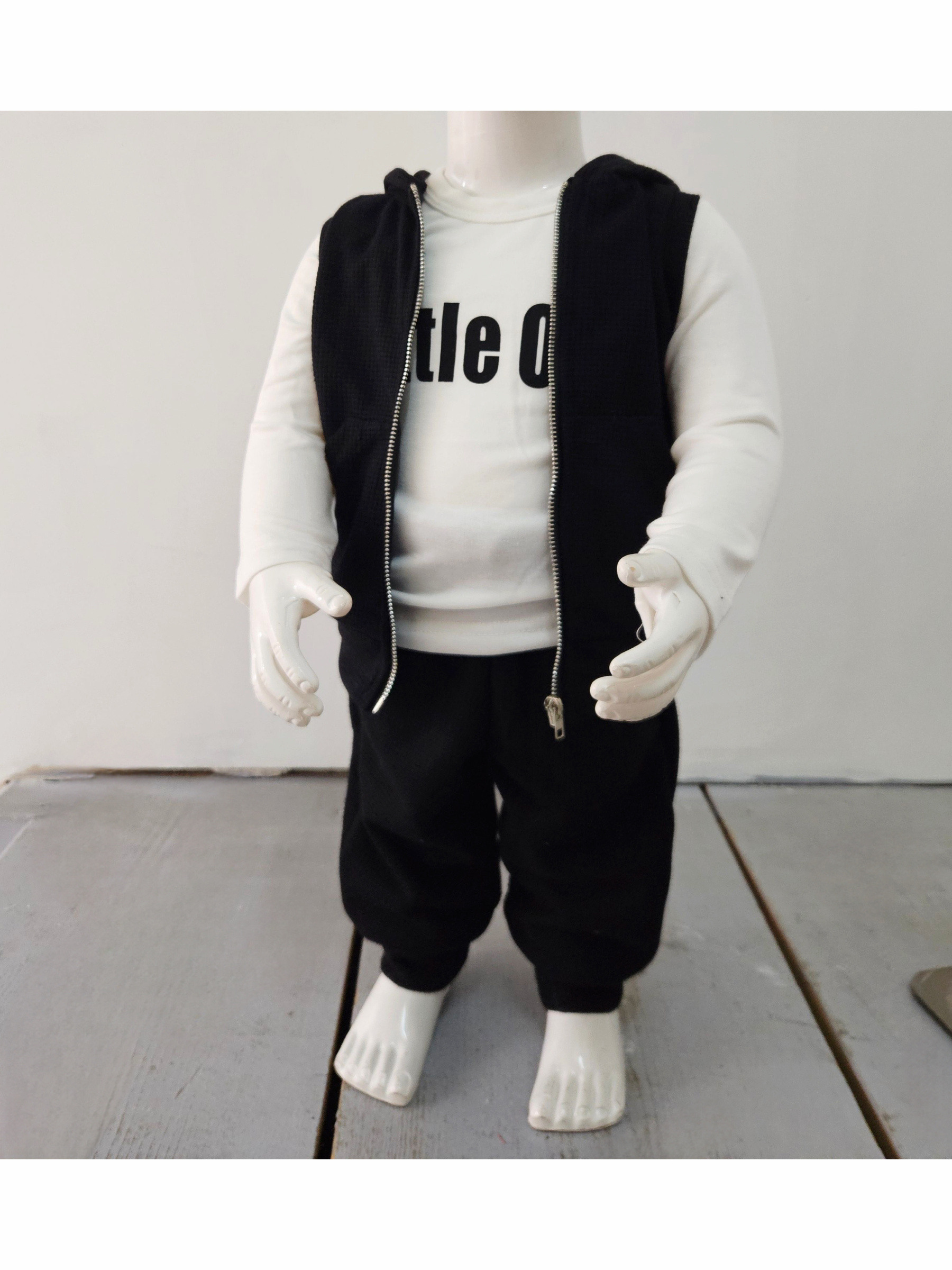 Grossista Chicaprie - Completo Streetwear Urbano per Bambino: Gilet Senza Maniche con Cappuccio e Joggers Testurizzati a Tinta Unita