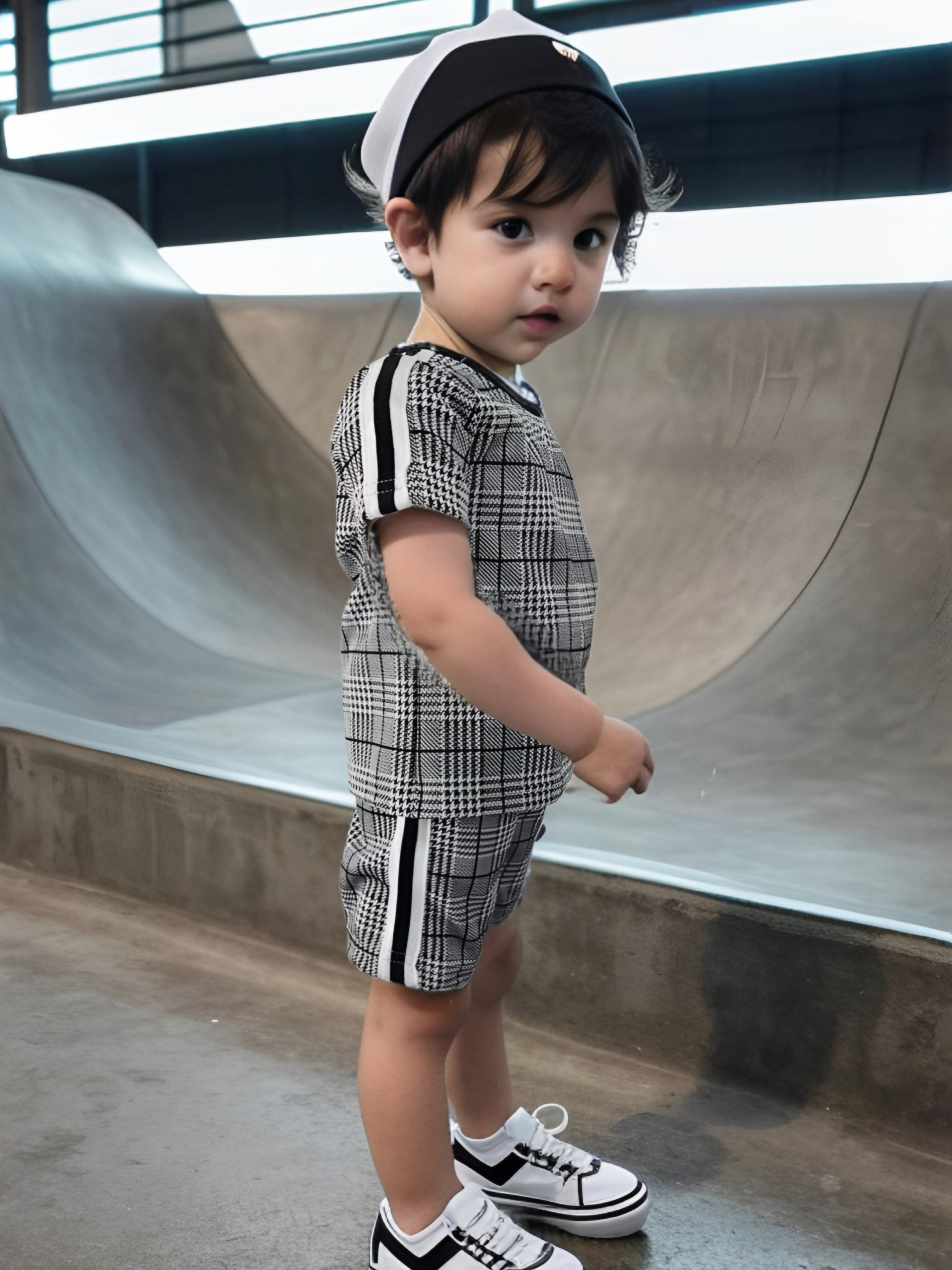 Grossiste Chicaprie - Ensemble Tee-Shirt Et Short Rayures Urbains Avec Bandes Sportif Bébé Garçon