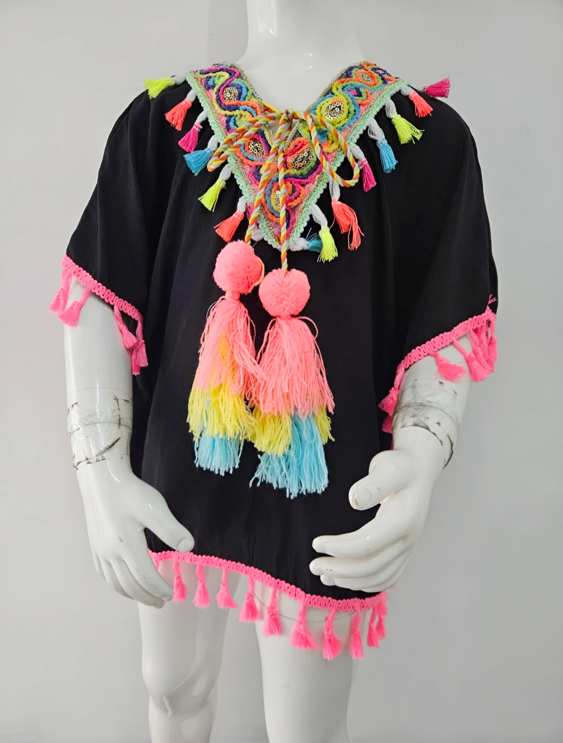 Großhändler Chicaprie - Großer mehrfarbiger Poncho für Mädchen mit Stickerei und Fransen