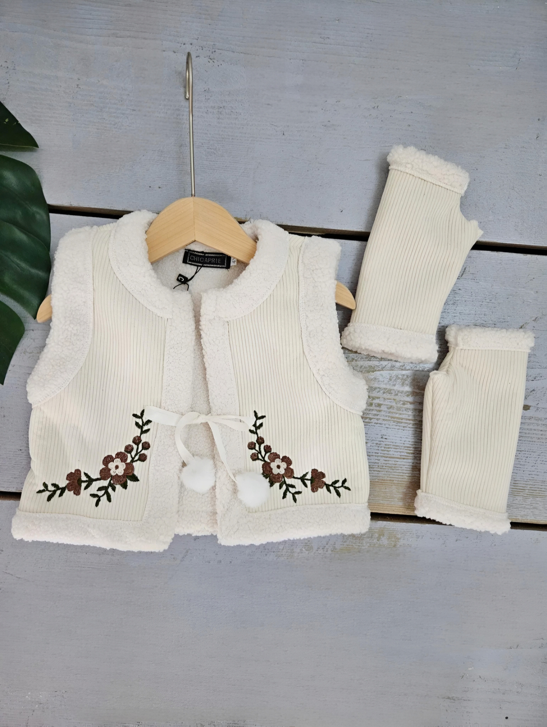 Grossiste Chicaprie - Gilet Velours Côtelé Avec Faux Fourrure Et Broderie Florale Avec Gants Chic Fille