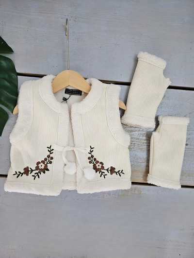 Grossista Chicaprie - Gilet in Velluto a Coste con Pelliccia Sintetica e Ricamo Floreale con Guanti Chic per Ragazza Grossista Chicaprie - Gilet in Velluto a Coste con Pelliccia Sintetica e Ricamo Floreale con Guanti Chic per Ragazza