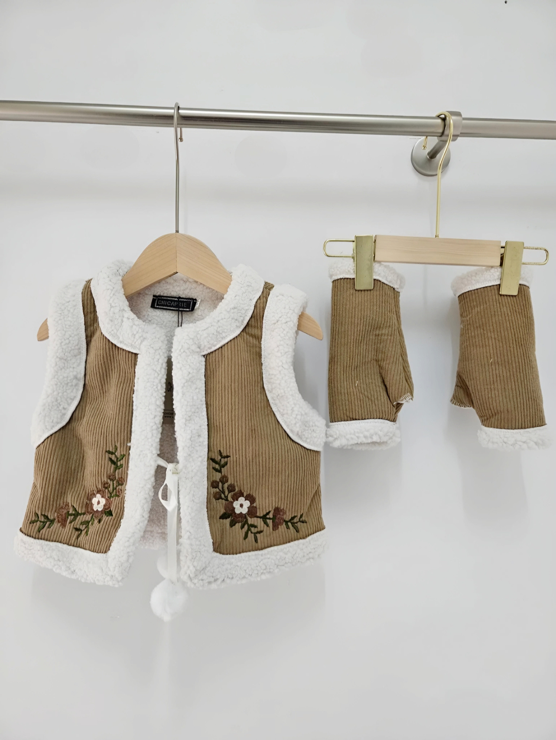 Großhändler Chicaprie - Cord-Samt-Weste mit Kunstfell und Blumenstickerei mit schicken Mädchenhandschuhen