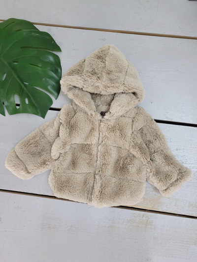 Grossista Chicaprie - Cappotto in pelliccia sintetica con cappuccio morbido tinta unita per neonata Grossista Chicaprie - Cappotto in pelliccia sintetica con cappuccio morbido tinta unita per neonata