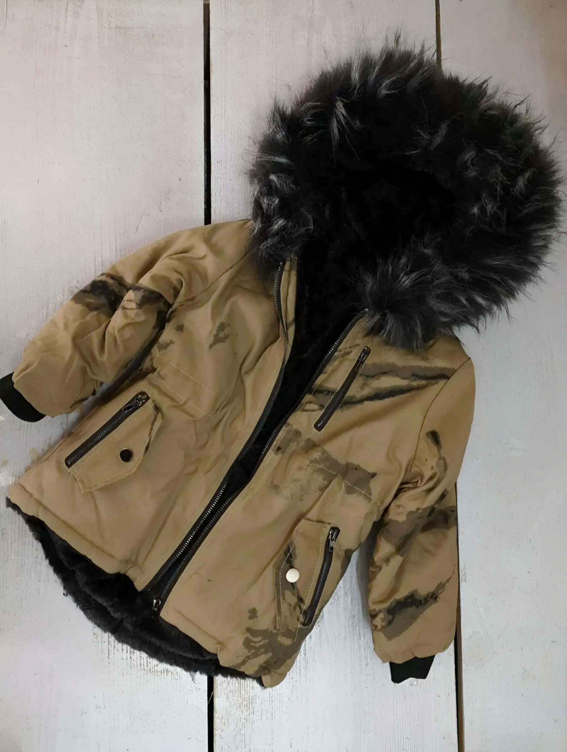 Grossista Chicaprie - Cappotto Parka con Motivo Mimetico, Cappuccio in Pelliccia Sintetica e Interno Urbano per Ragazzo